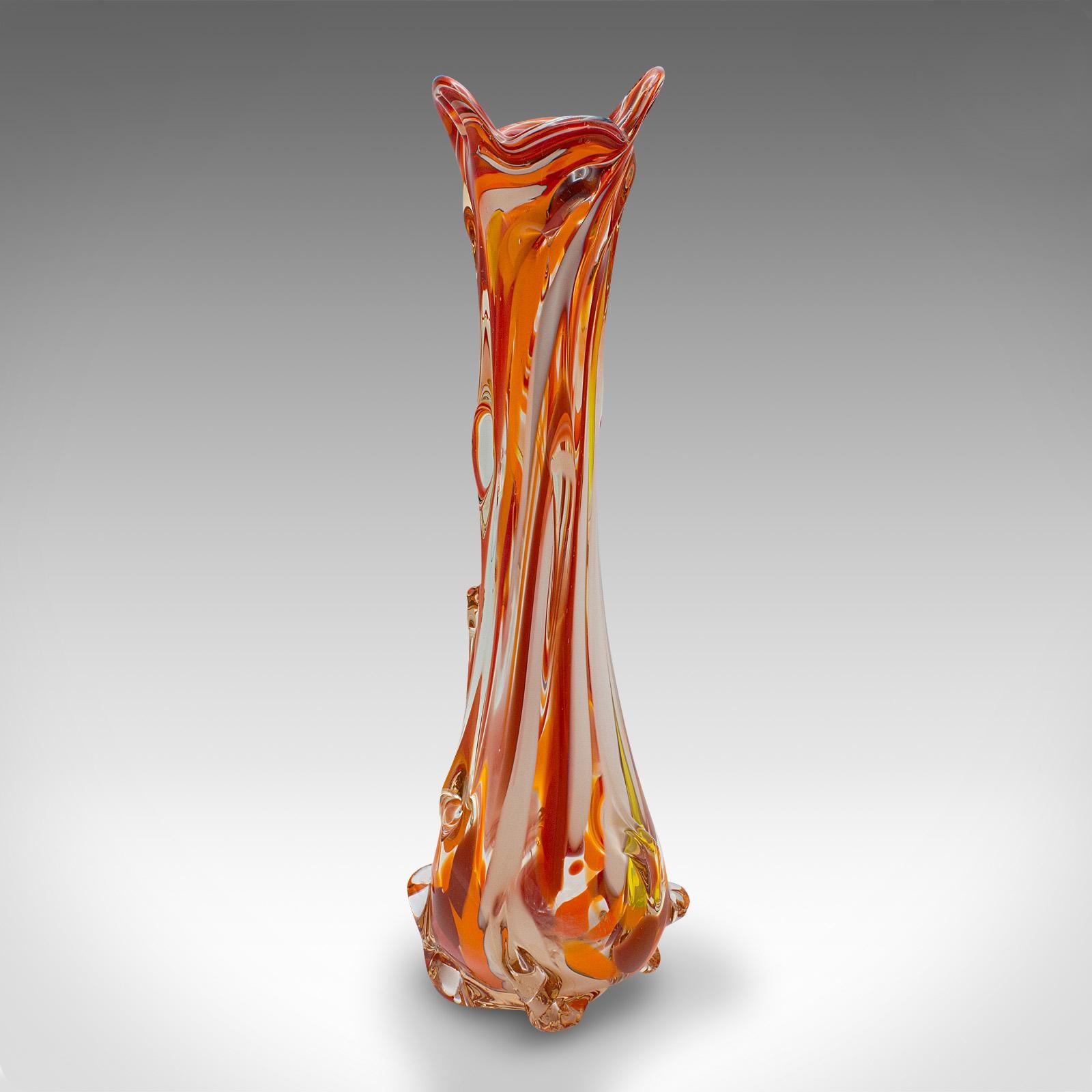 Il s'agit d'un grand vase vintage à explosion de Murano. Un manchon de fleurs italien en verre d'art, datant de la fin du 20e siècle, vers 1970.

Un vase audacieux et fabuleux aux couleurs éclatantes
Présente une patine d'usage désirable et est en