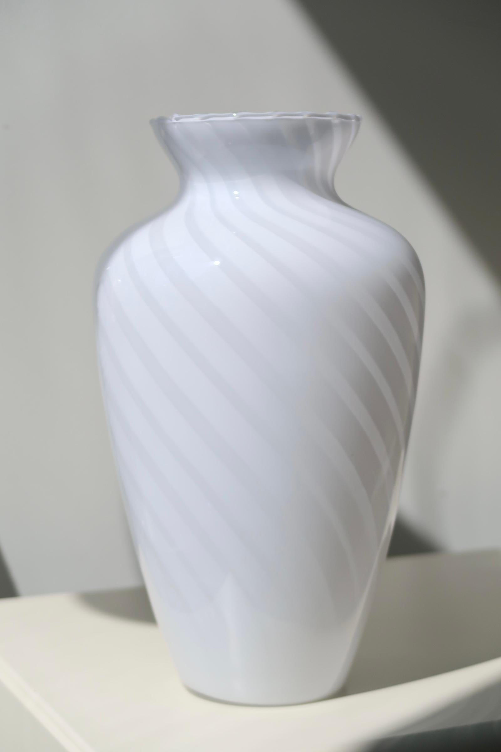 Magnifique vase vintage de Murano avec tourbillon. Verre blanc opalin soufflé à la bouche. Fait à la main en Italie, années 1970. Mesures : H : 33 cm, D : 18 cm.
