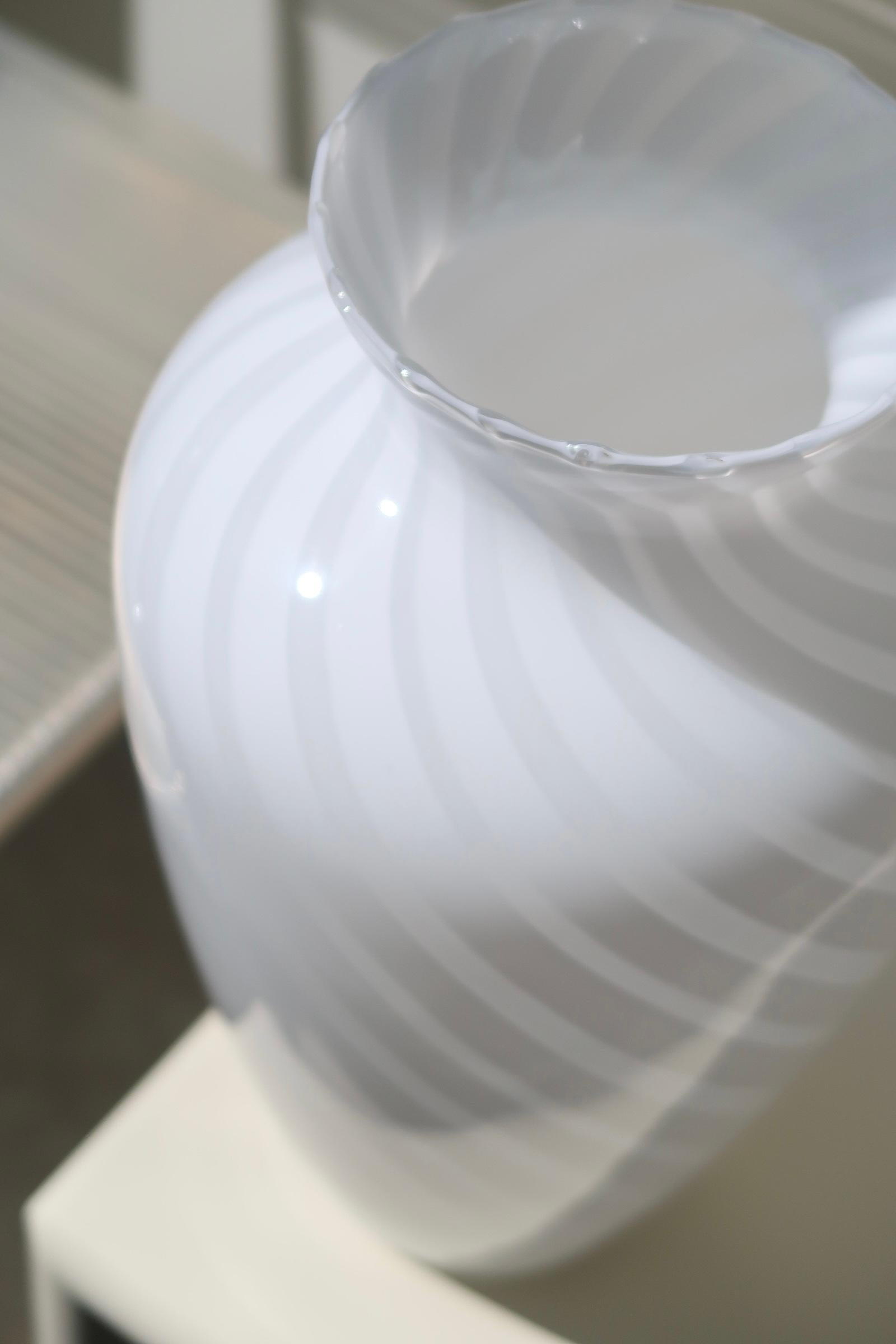 Fin du 20e siècle Grand vase italien des années 1970 en verre de Murano blanc tourbillonnant soufflé à la bouche en vente