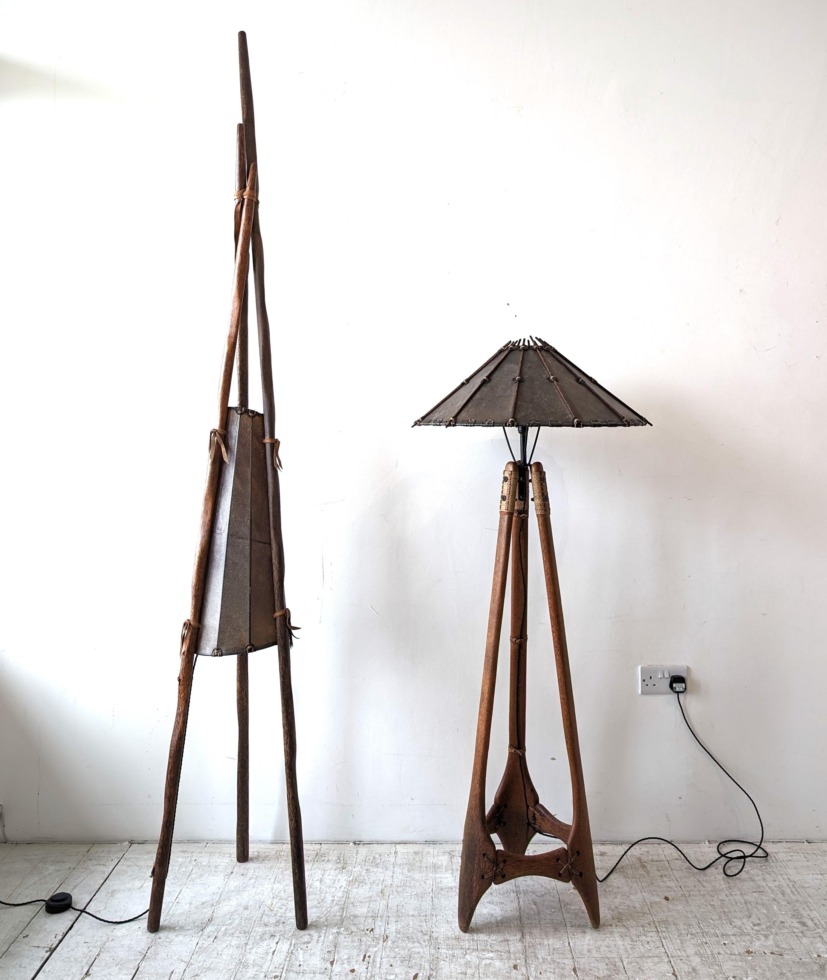 Australien Grand lampadaire vintage en bois de palmier et cuir Teepee de Pacific Green, années 1990 en vente