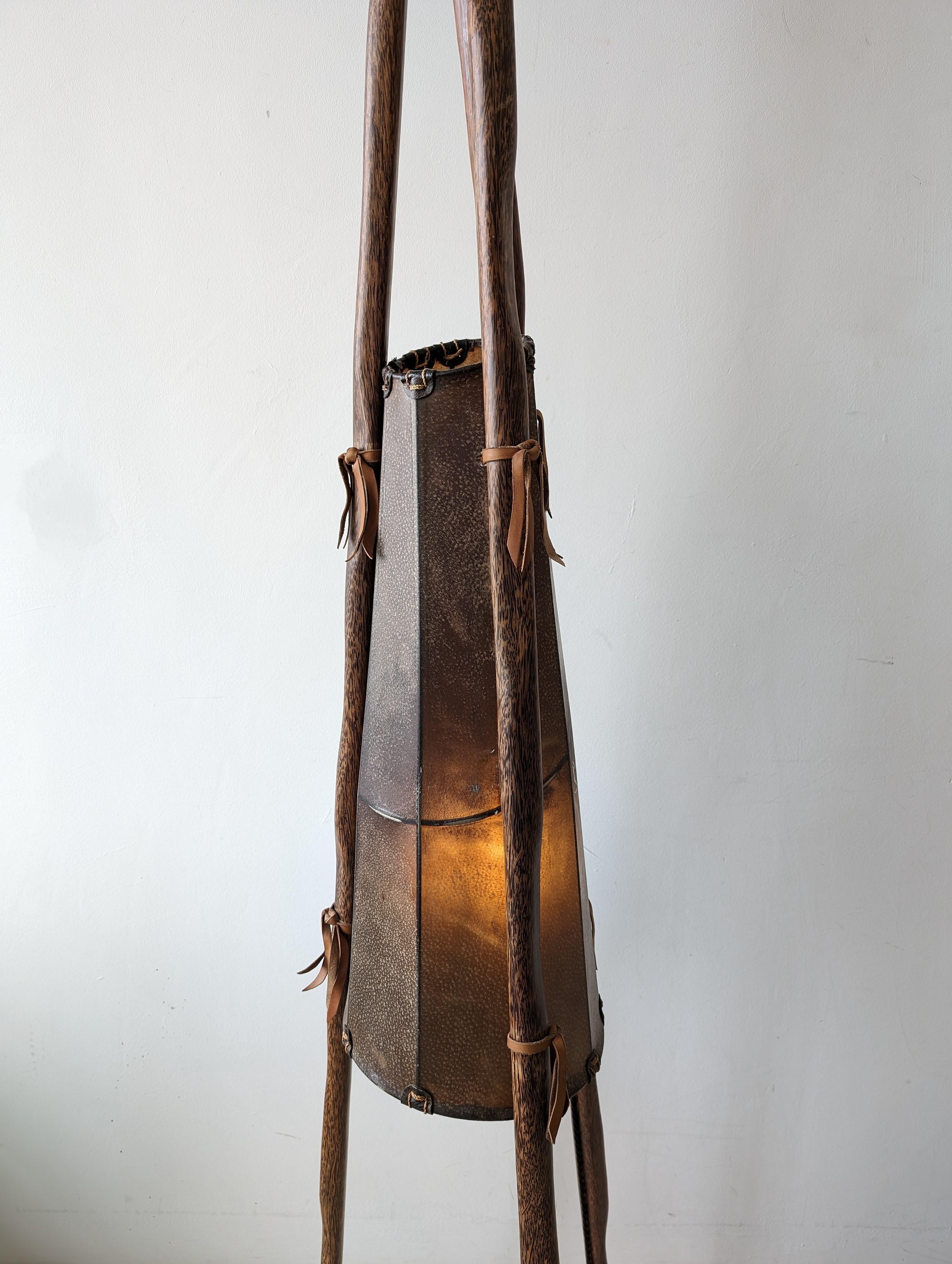 Tall vintage palmwood & leather Teepee floor lamp by Pacific Green c1990s In Good Condition For Sale In Hastings, GB