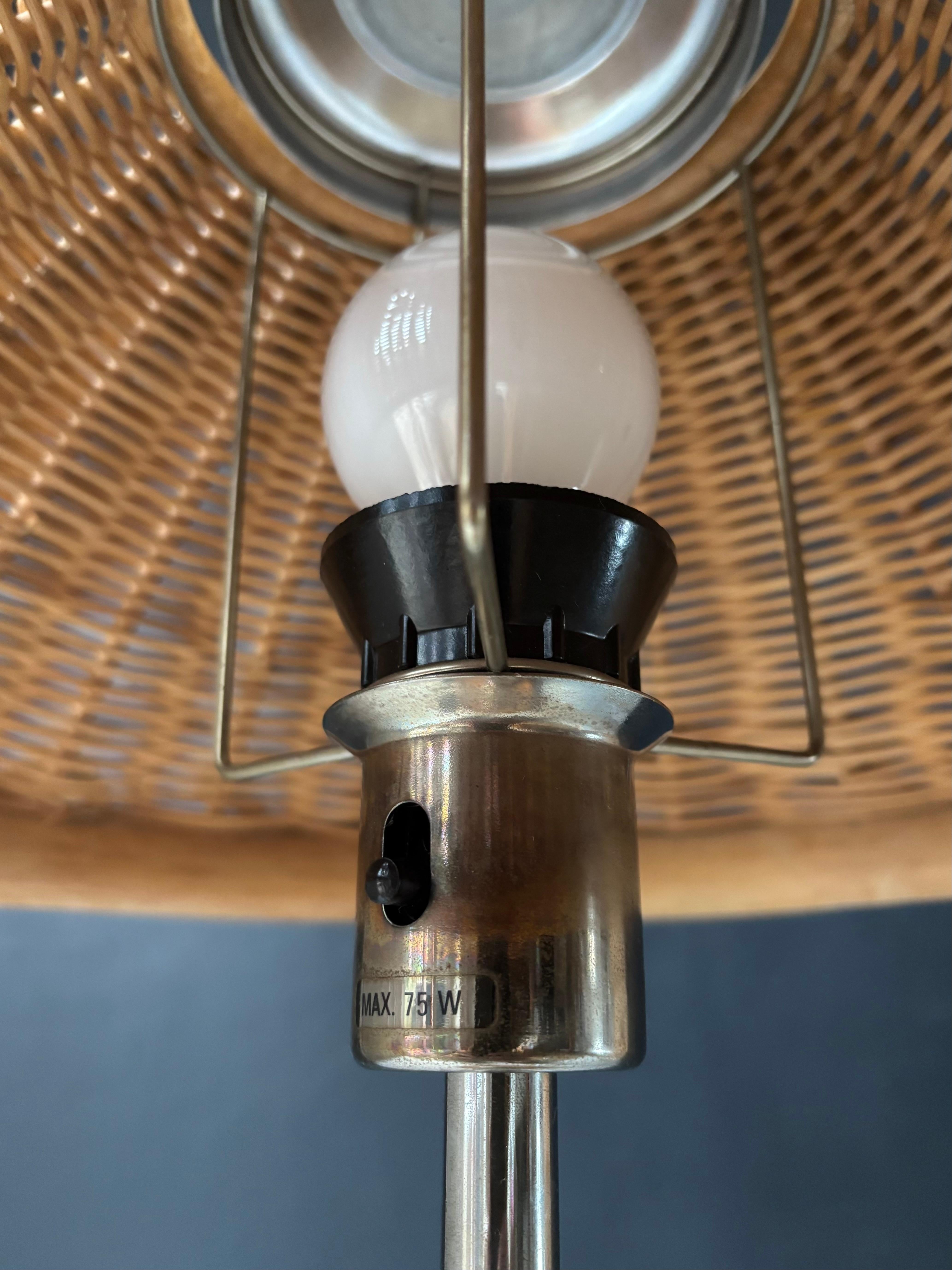 Fatto a mano Lampada da tavolo alta in rattan spagnolo e Wood, anni '70 in vendita
