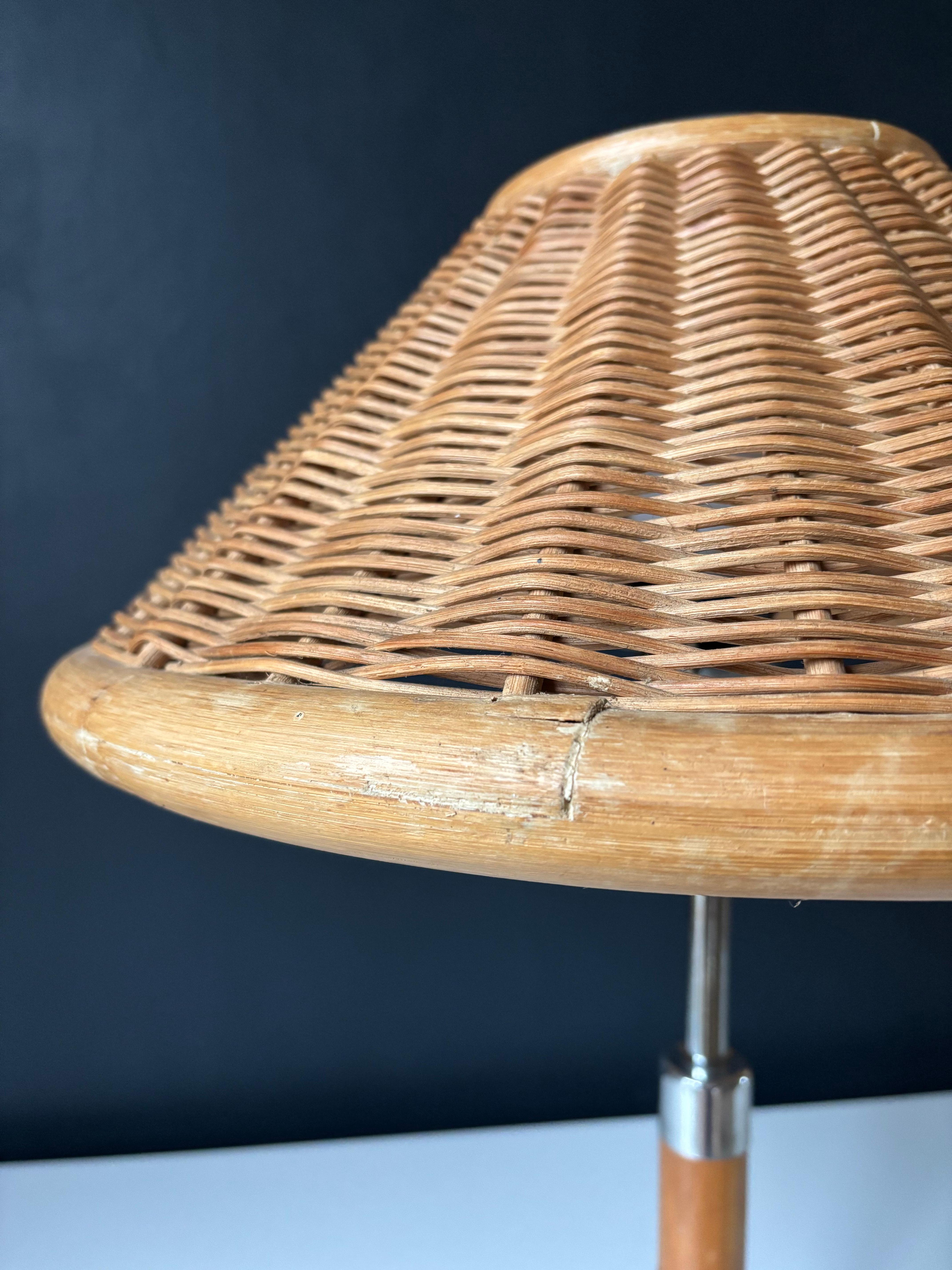 Lampada da tavolo alta in rattan spagnolo e Wood, anni '70 in vendita 1