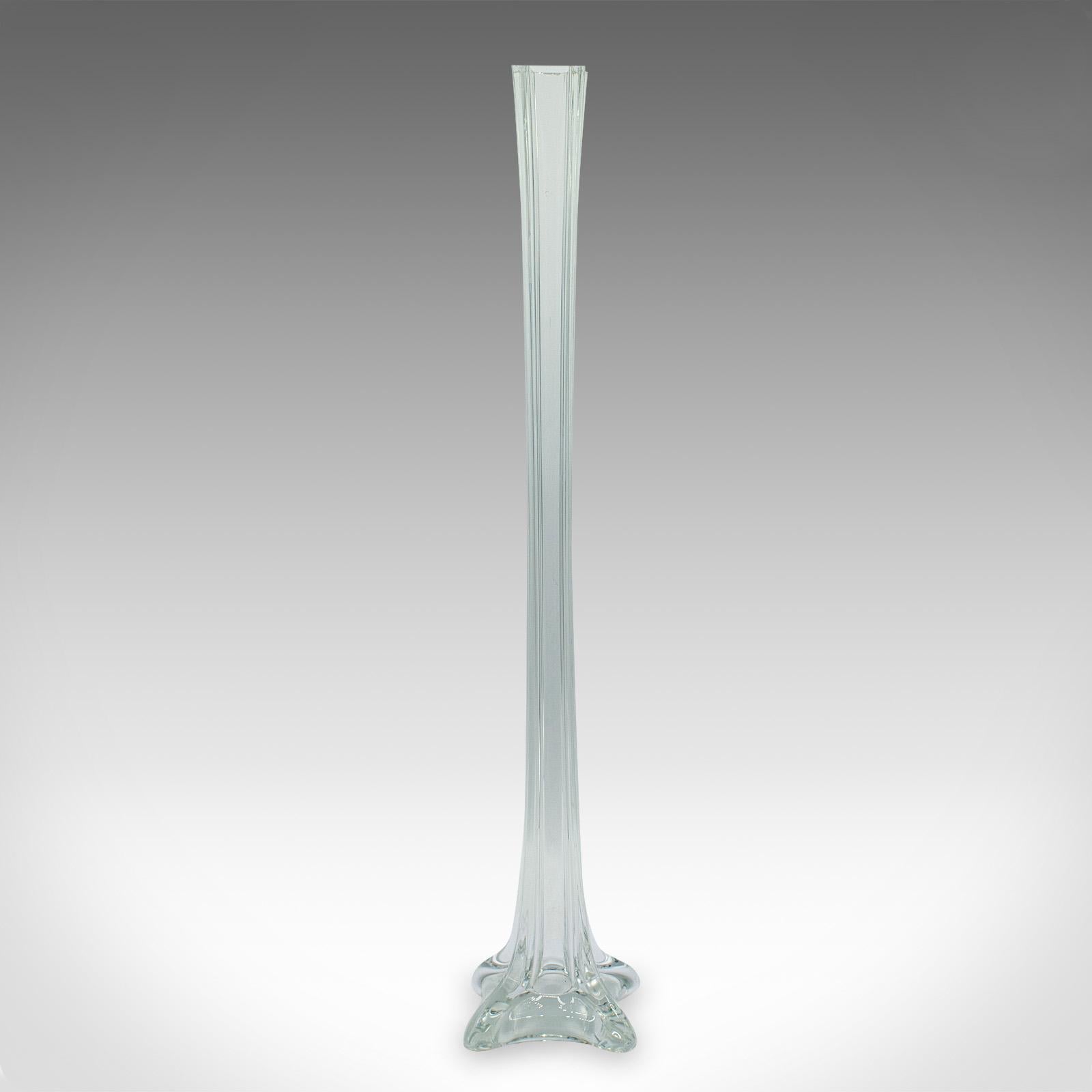 
Il s'agit d'un grand vase à tige vintage. Un manchon de fleur cannelé en verre soufflé français, datant du milieu du 20e siècle, vers 1950.

Une forme soufflée étonnante avec des proportions agréablement minces
Présente une patine vieillie