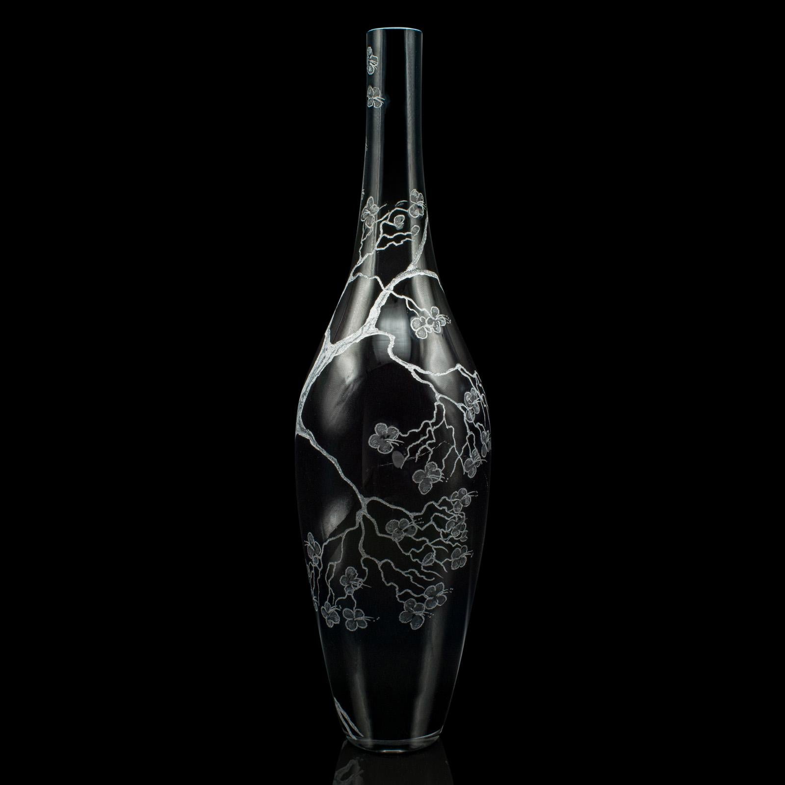 
Se trata de un jarrón de tallo vintage alto. Una manga floral oriental de vidrio artístico, de finales del siglo XX, hacia 1970.

Una atractiva decoración grabada acentúa este llamativo jarrón
Muestra una deseable pátina envejecida en toda su