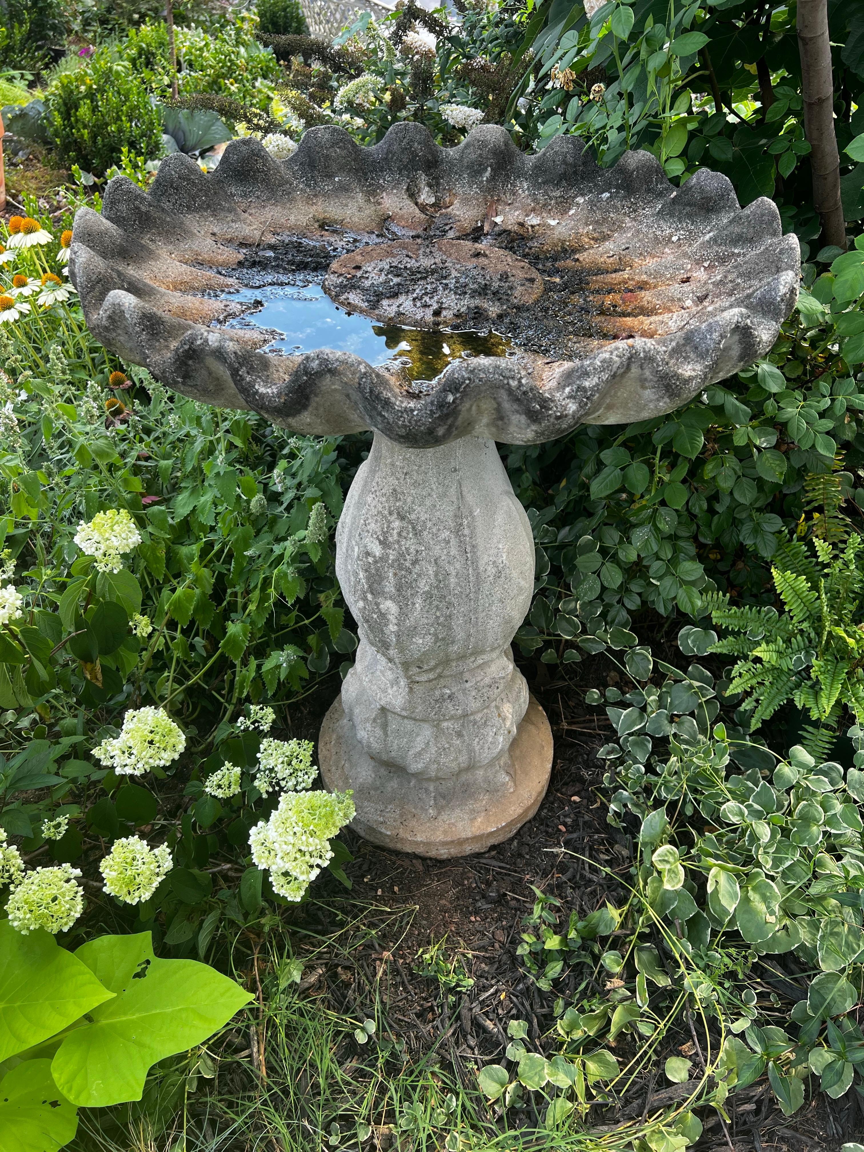 Classico americano Uccelliera da giardino alta in pietra di cemento vintage con piedistallo in vendita