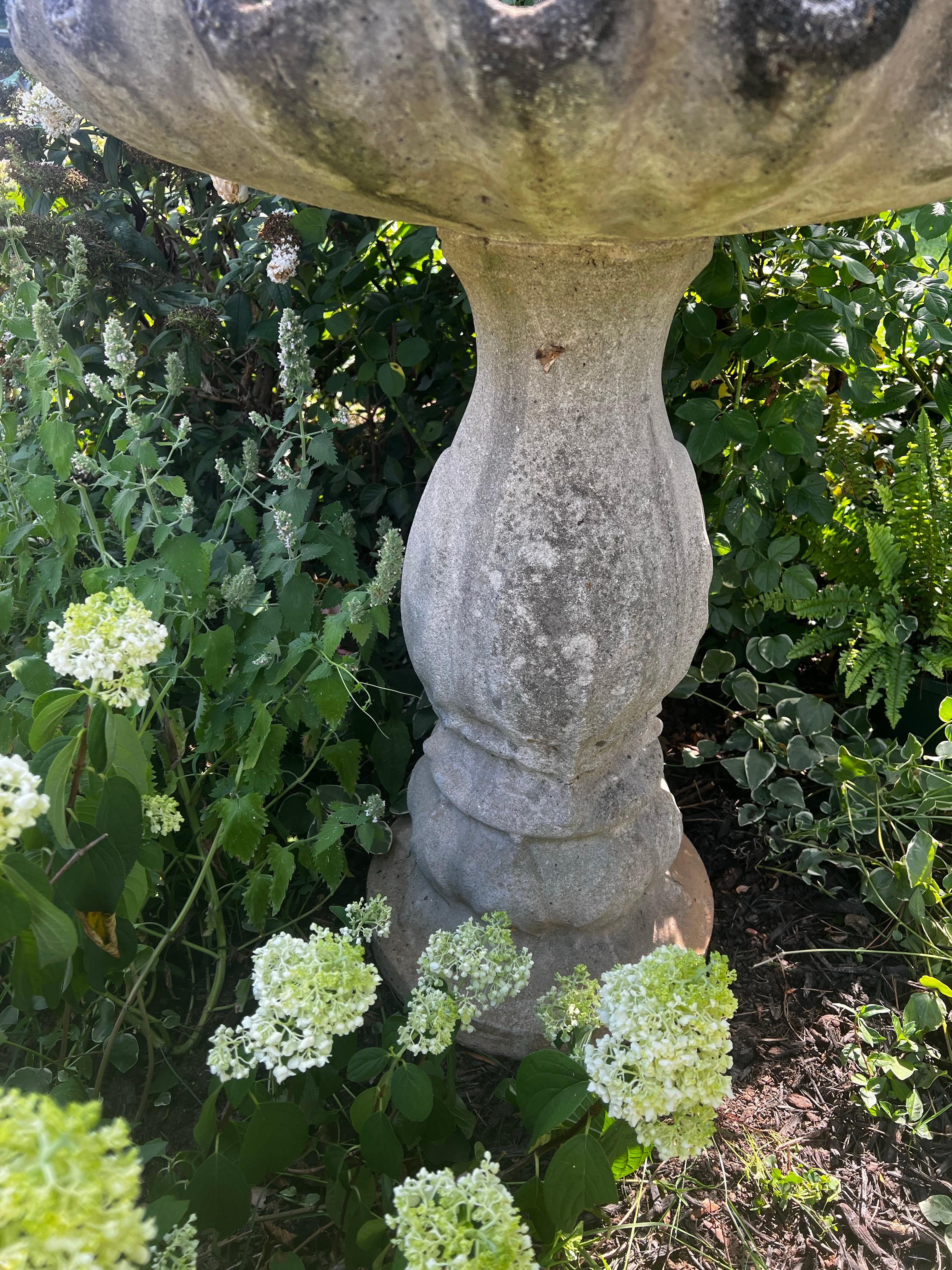 Sconosciuto Uccelliera da giardino alta in pietra di cemento vintage con piedistallo in vendita
