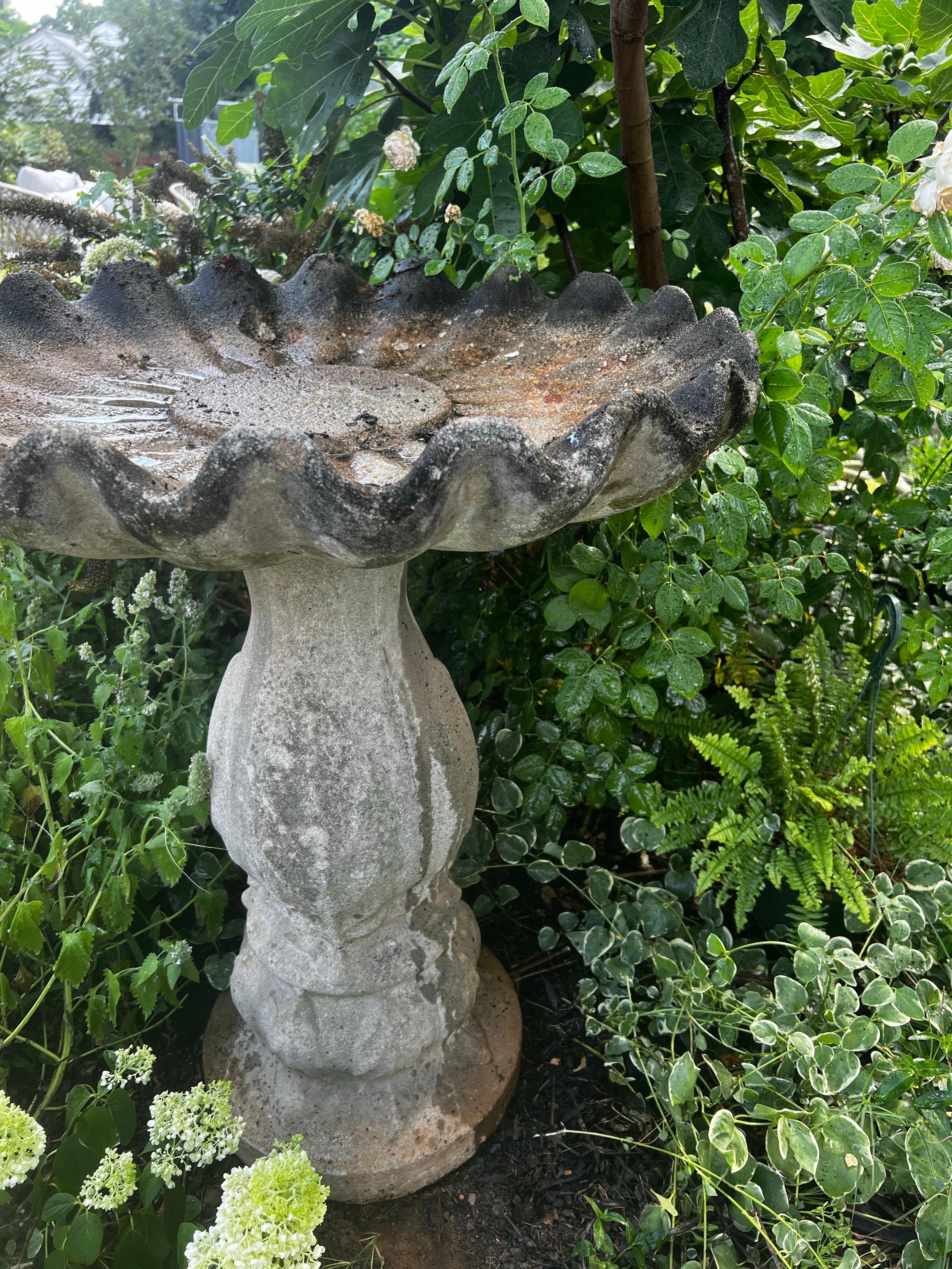 Uccelliera da giardino alta in pietra di cemento vintage con piedistallo In condizioni buone in vendita a Los Angeles, CA