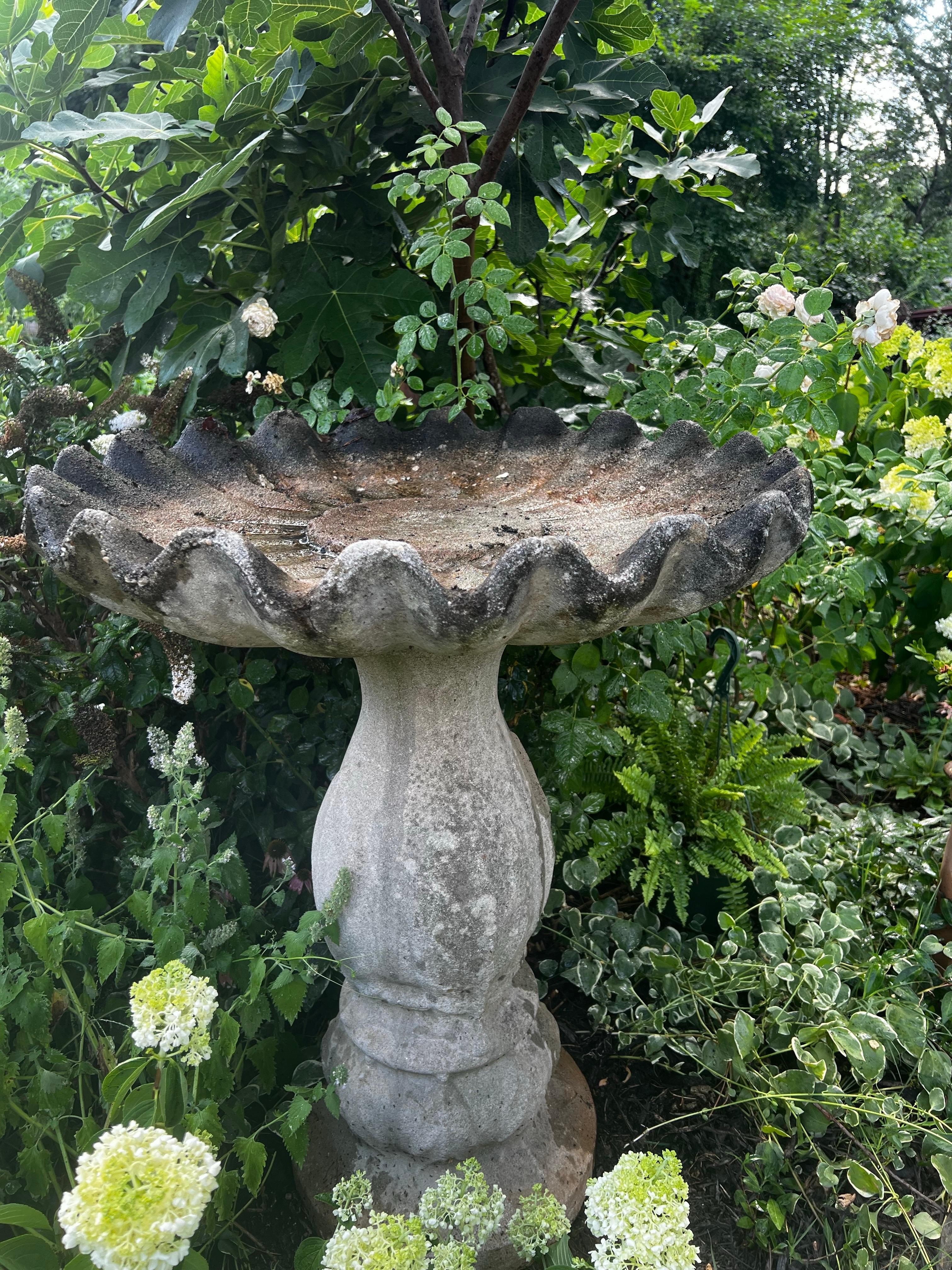 XX secolo Uccelliera da giardino alta in pietra di cemento vintage con piedistallo in vendita