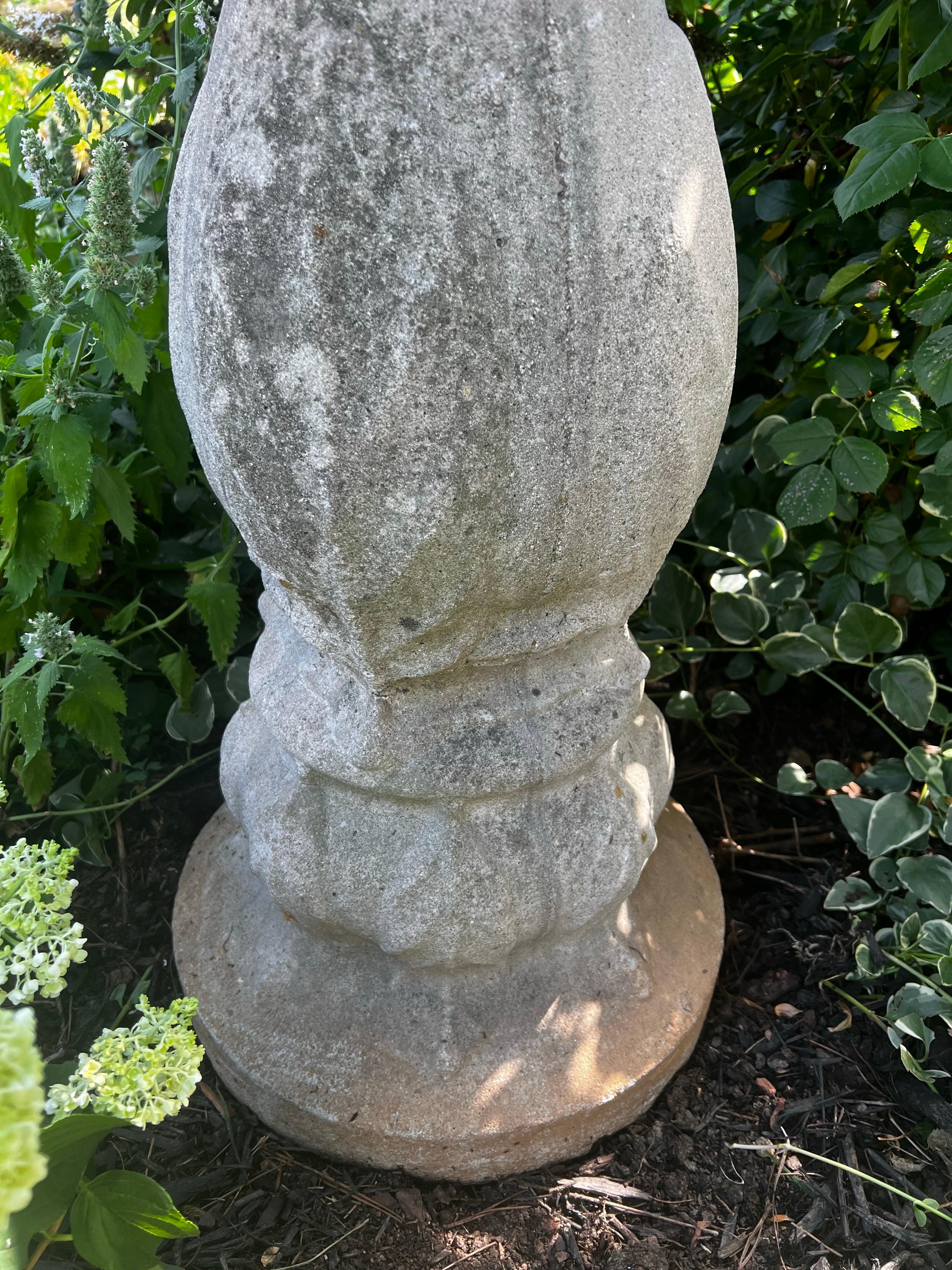 Uccelliera da giardino alta in pietra di cemento vintage con piedistallo in vendita 1