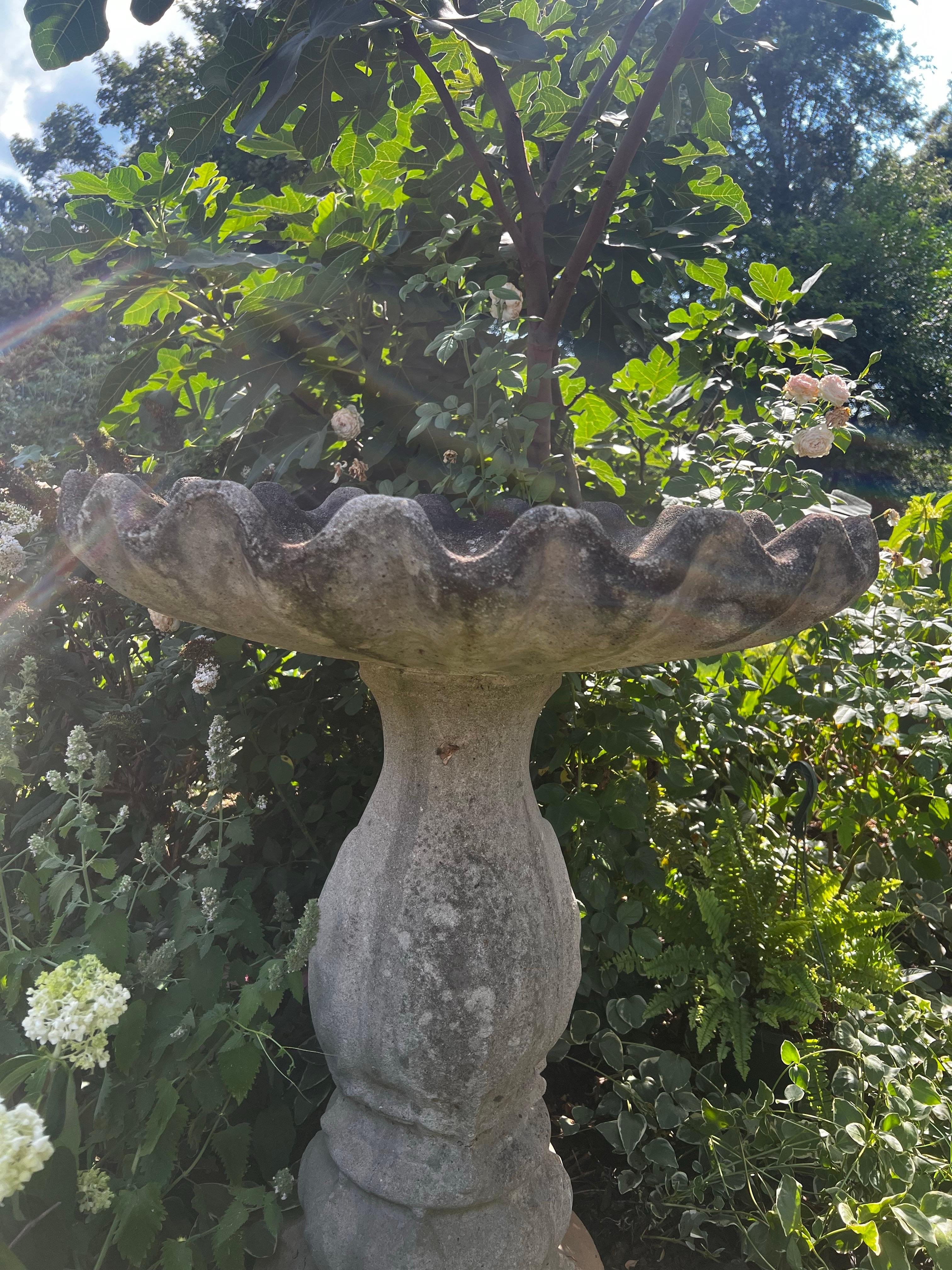 Uccelliera da giardino alta in pietra di cemento vintage con piedistallo in vendita 2