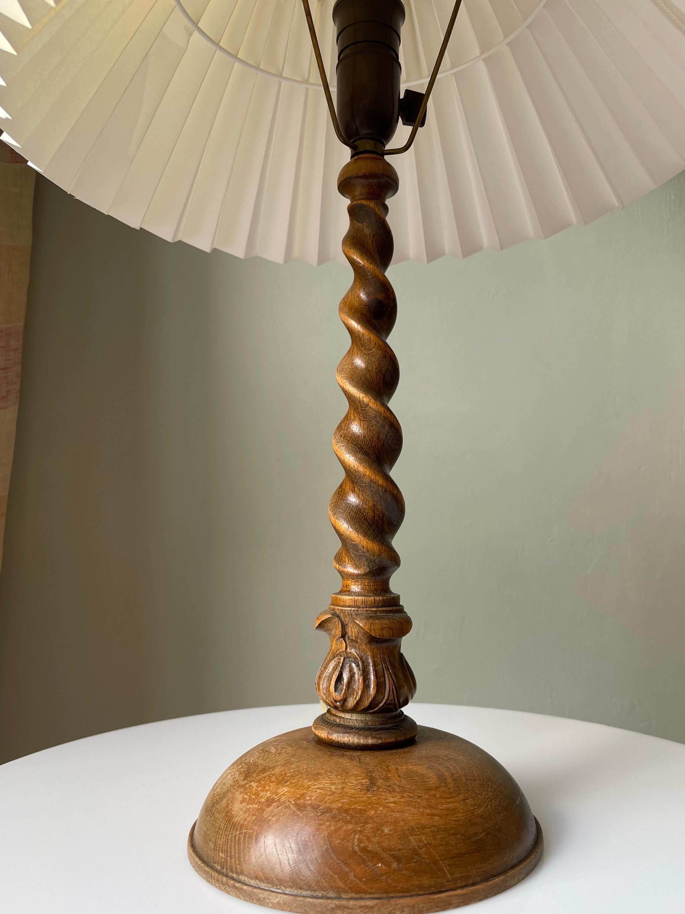 Tall Vintage Swirling Wooden Table Lamp, 1960s For Sale 2