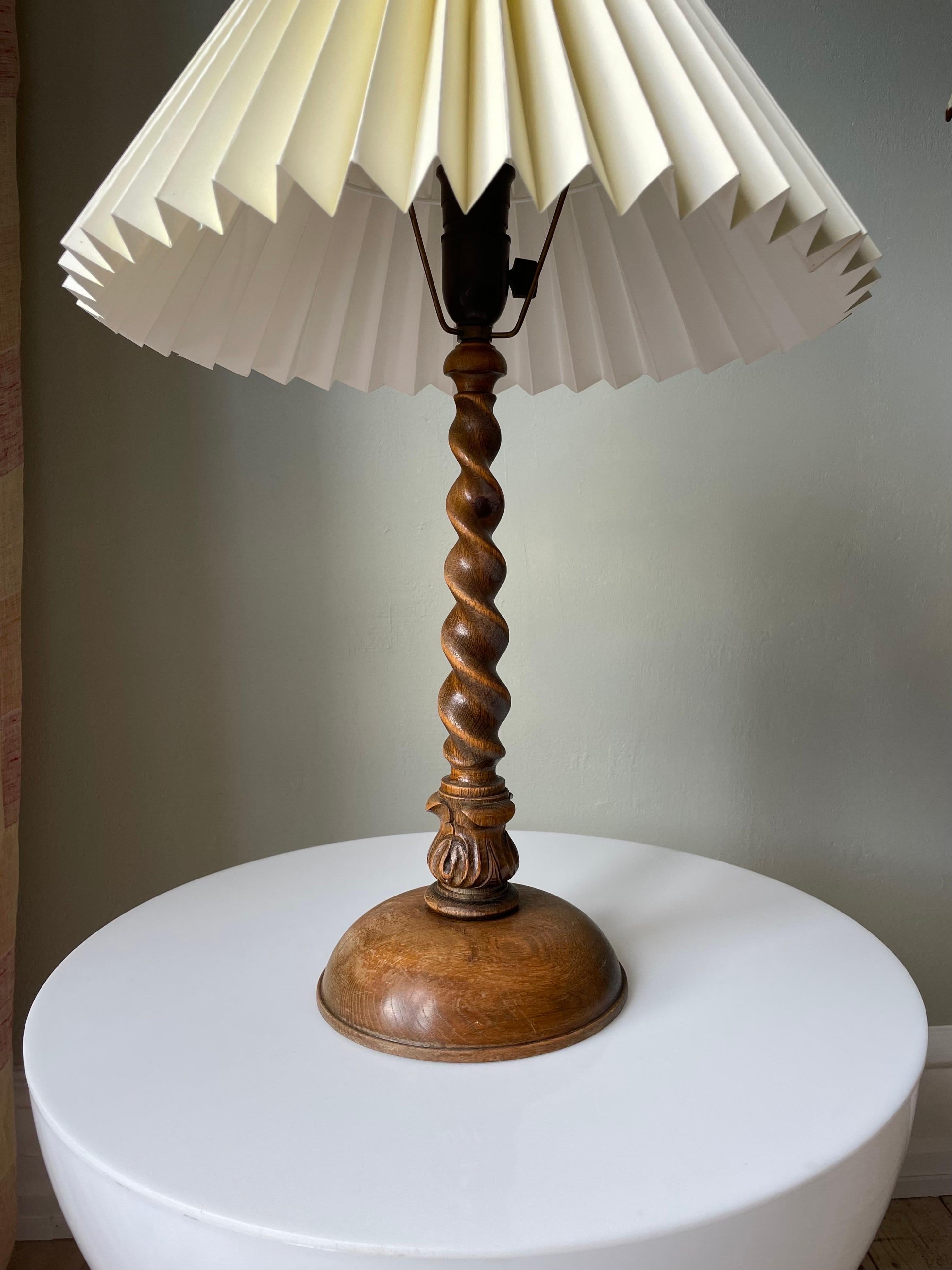 Tall Vintage Swirling Wooden Table Lamp, 1960s For Sale 1