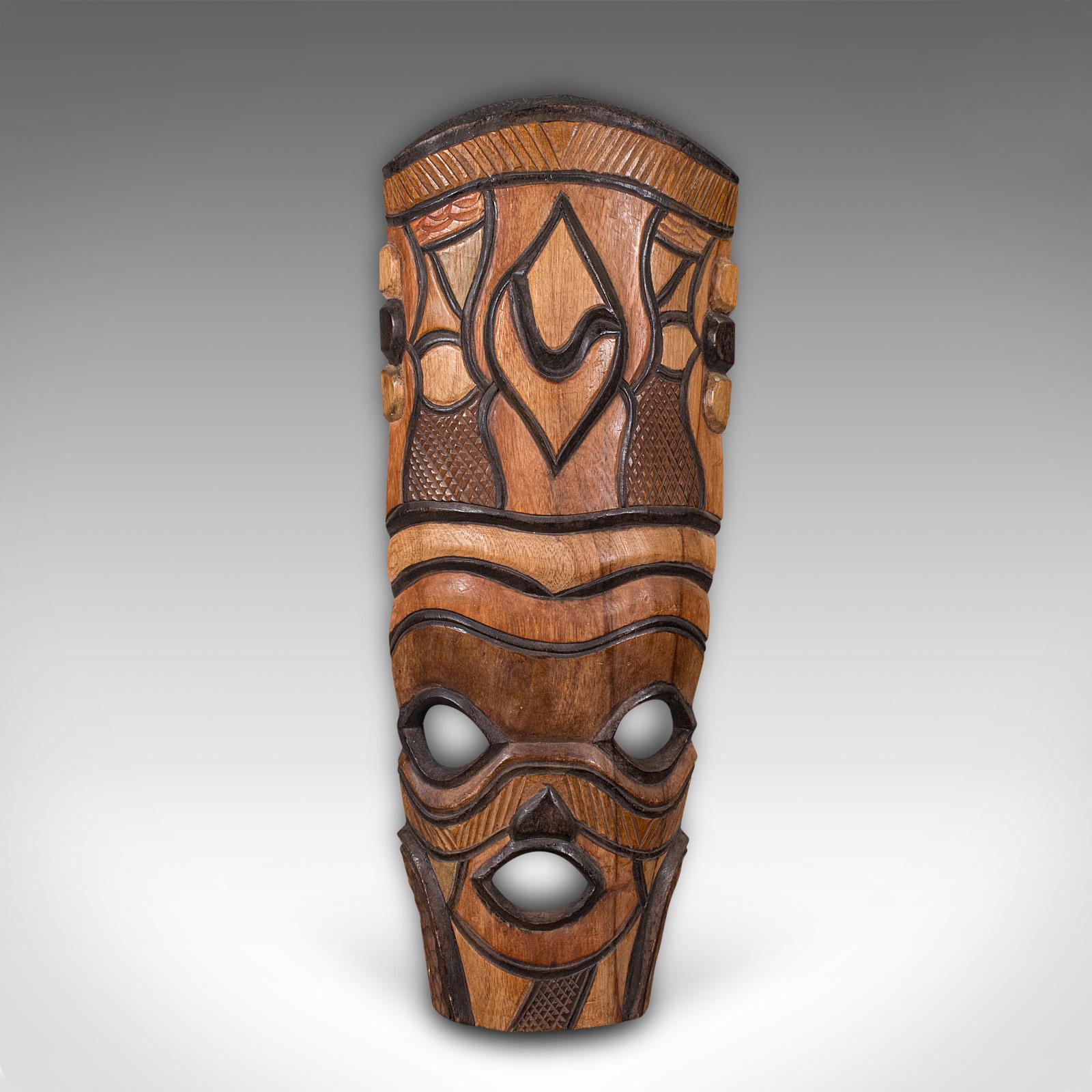 
Se trata de una máscara tribal vintage alta. Ornamento cultural decorativo centroafricano, de finales del siglo XX, hacia 1970.

Fascinante pieza decorativa, con un aspecto distintivo
Presenta una deseable pátina envejecida y en buen estado
Madera