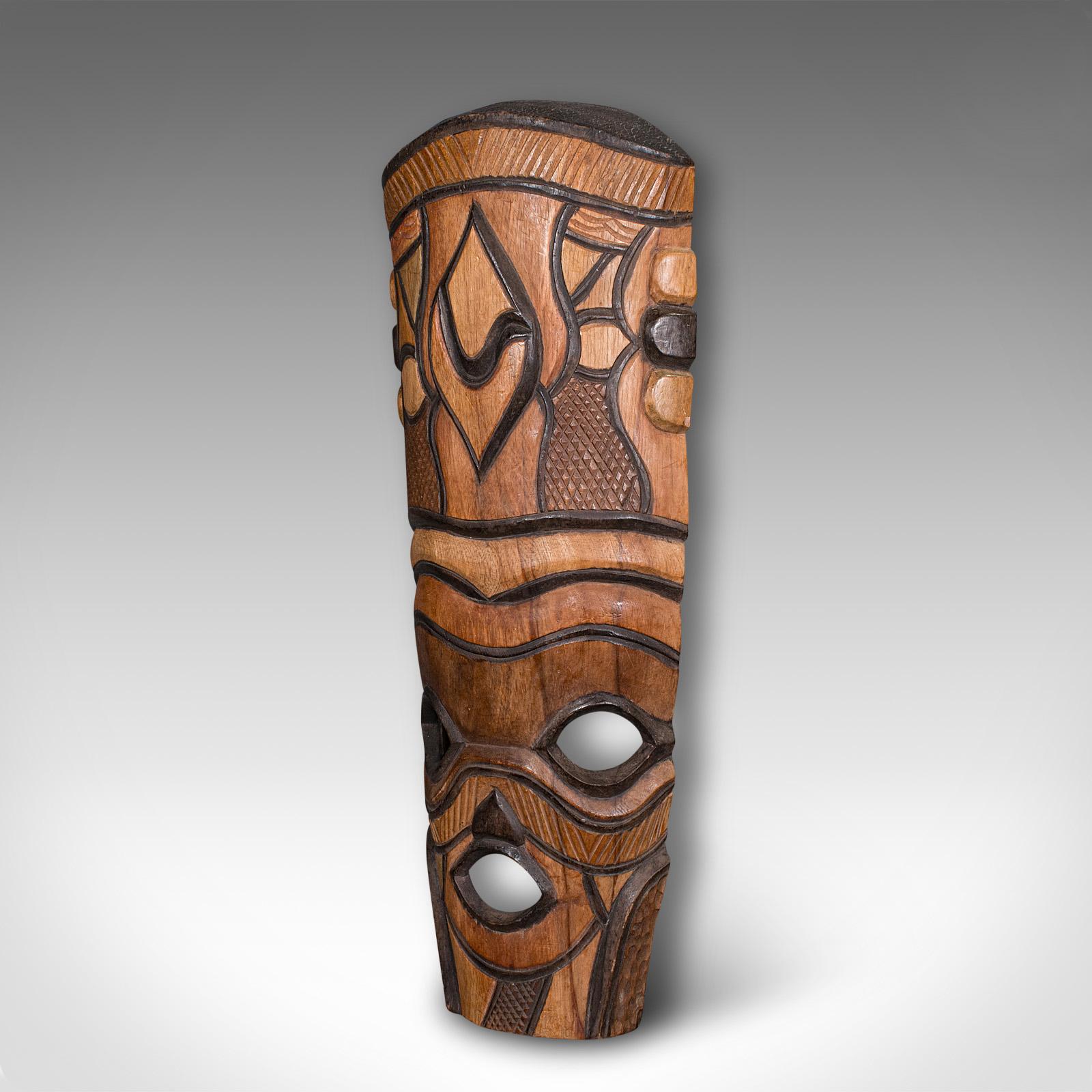 Máscara Tribal Vintage Alta, Centroafricana, Ornamento Cultural Decorativo, C.1970 Moderno de mediados de siglo en venta