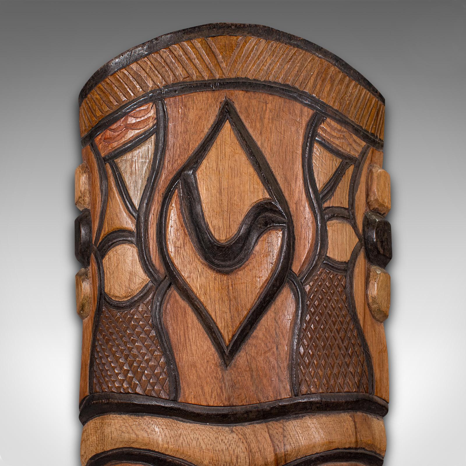 Máscara Tribal Vintage Alta, Centroafricana, Ornamento Cultural Decorativo, C.1970 Africano en venta