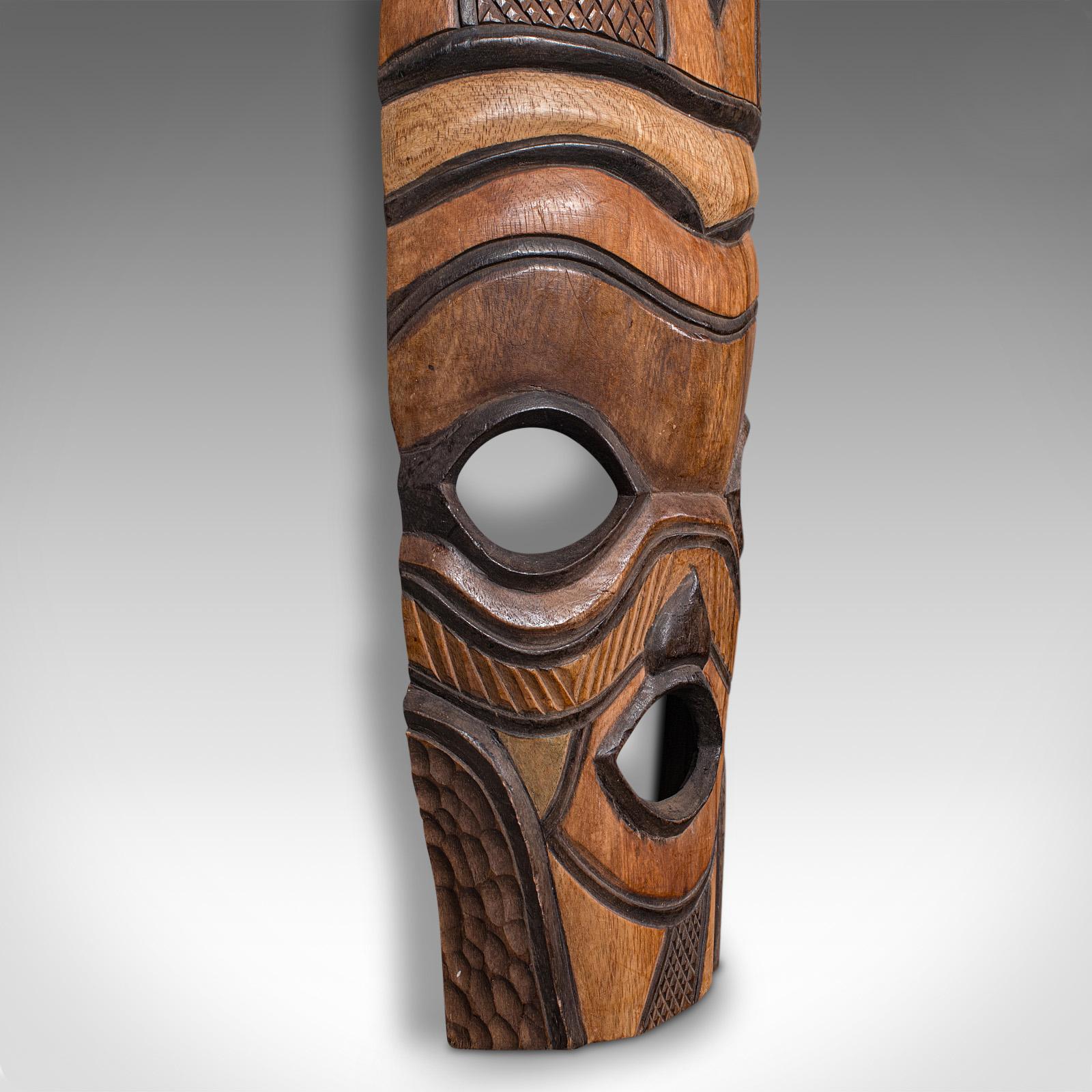 Máscara Tribal Vintage Alta, Centroafricana, Ornamento Cultural Decorativo, C.1970 siglo XX en venta