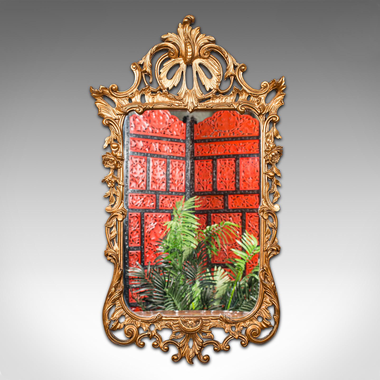 Se trata de un espejo de pared vintage alto. Espejo decorativo inglés con marco dorado, de gusto renacentista, de mediados del siglo XX, hacia 1960.

Espejo llamativamente ornamentado con gran colorido y calidad reflectante
Presenta una deseable