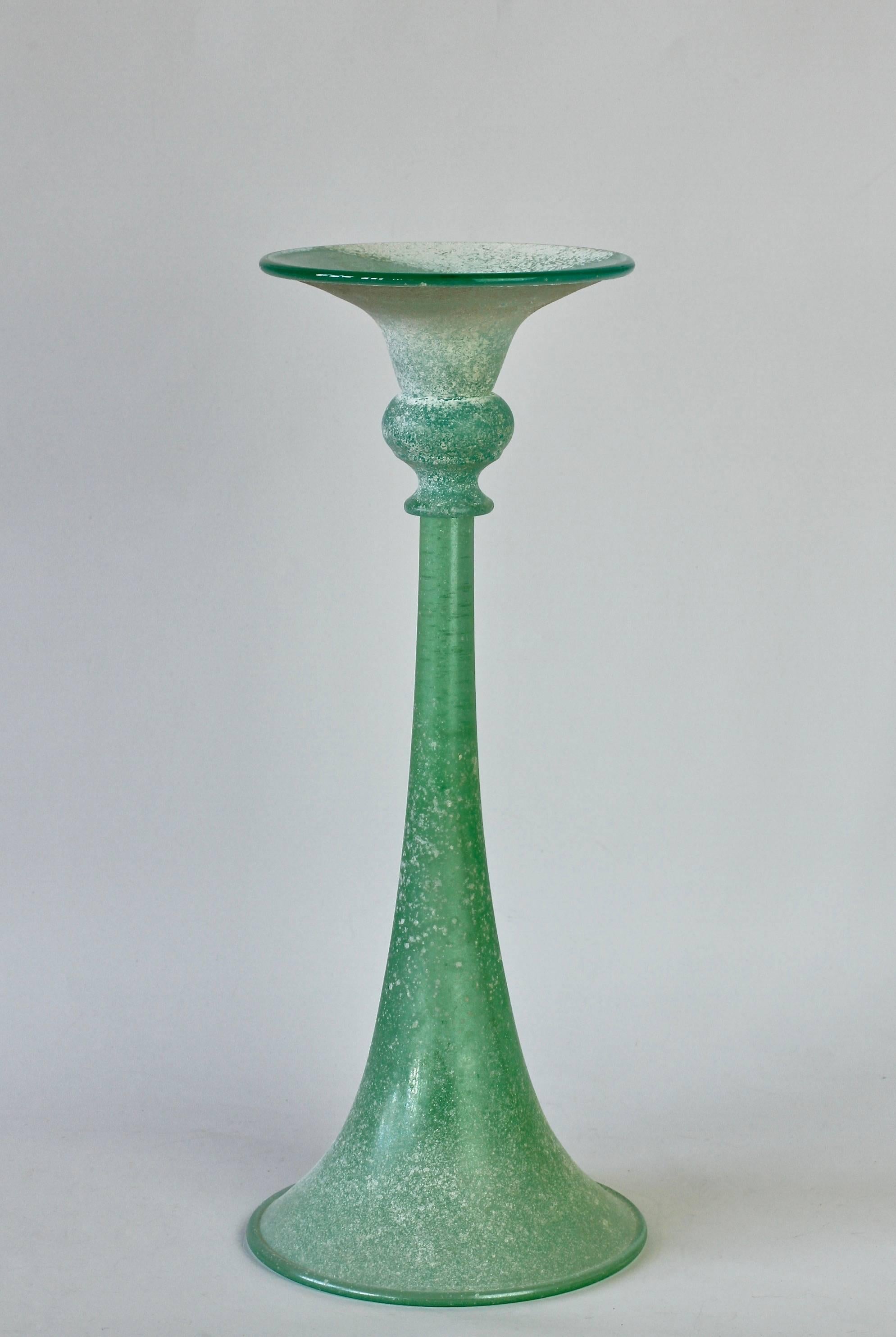 Große geriffelte Vase „A Scavo“ aus grünem Muranoglas, Seguso Vetri d'Arte zugeschrieben (Moderne der Mitte des Jahrhunderts) im Angebot