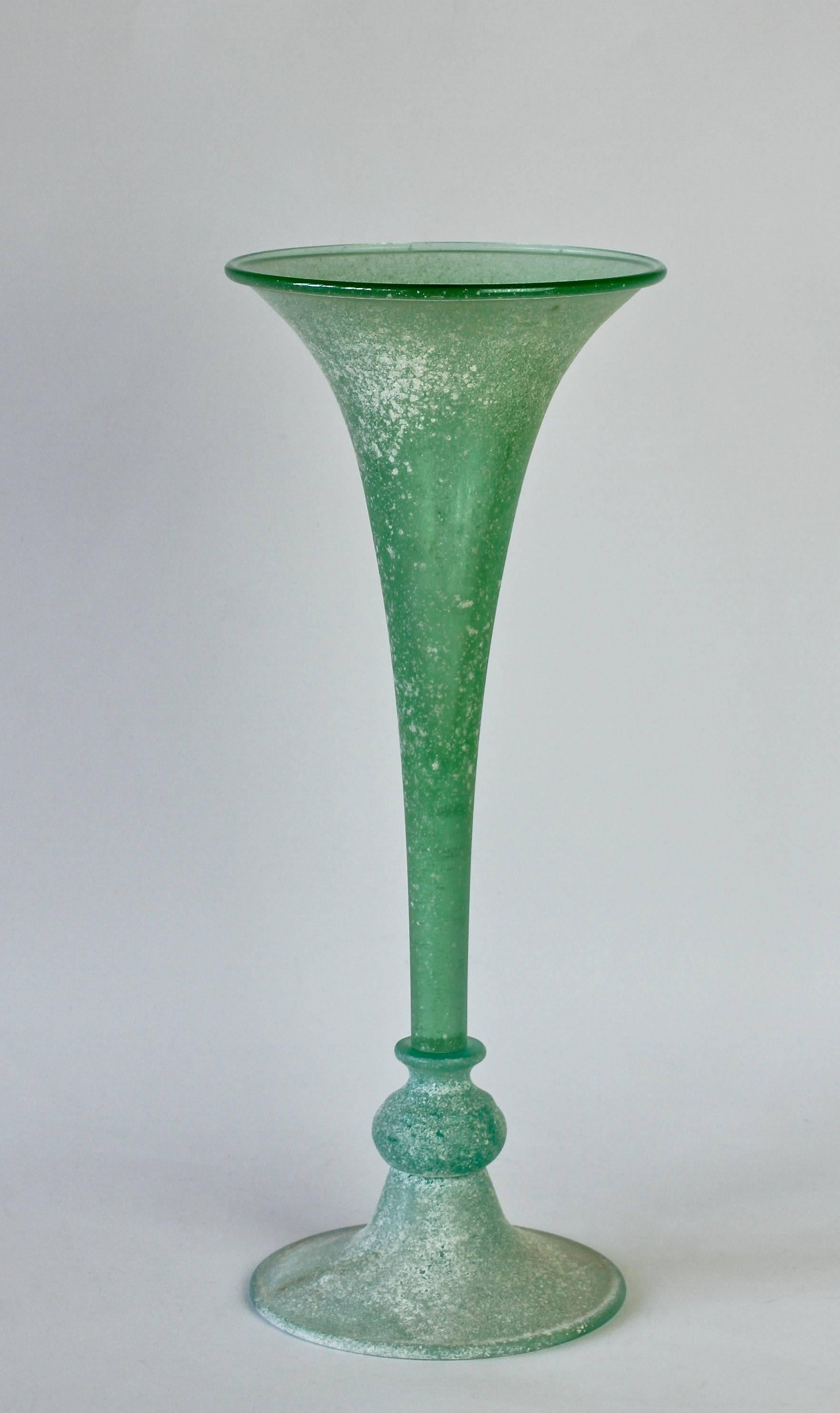 Große geriffelte Vase „A Scavo“ aus grünem Muranoglas, Seguso Vetri d'Arte zugeschrieben (Italienisch) im Angebot