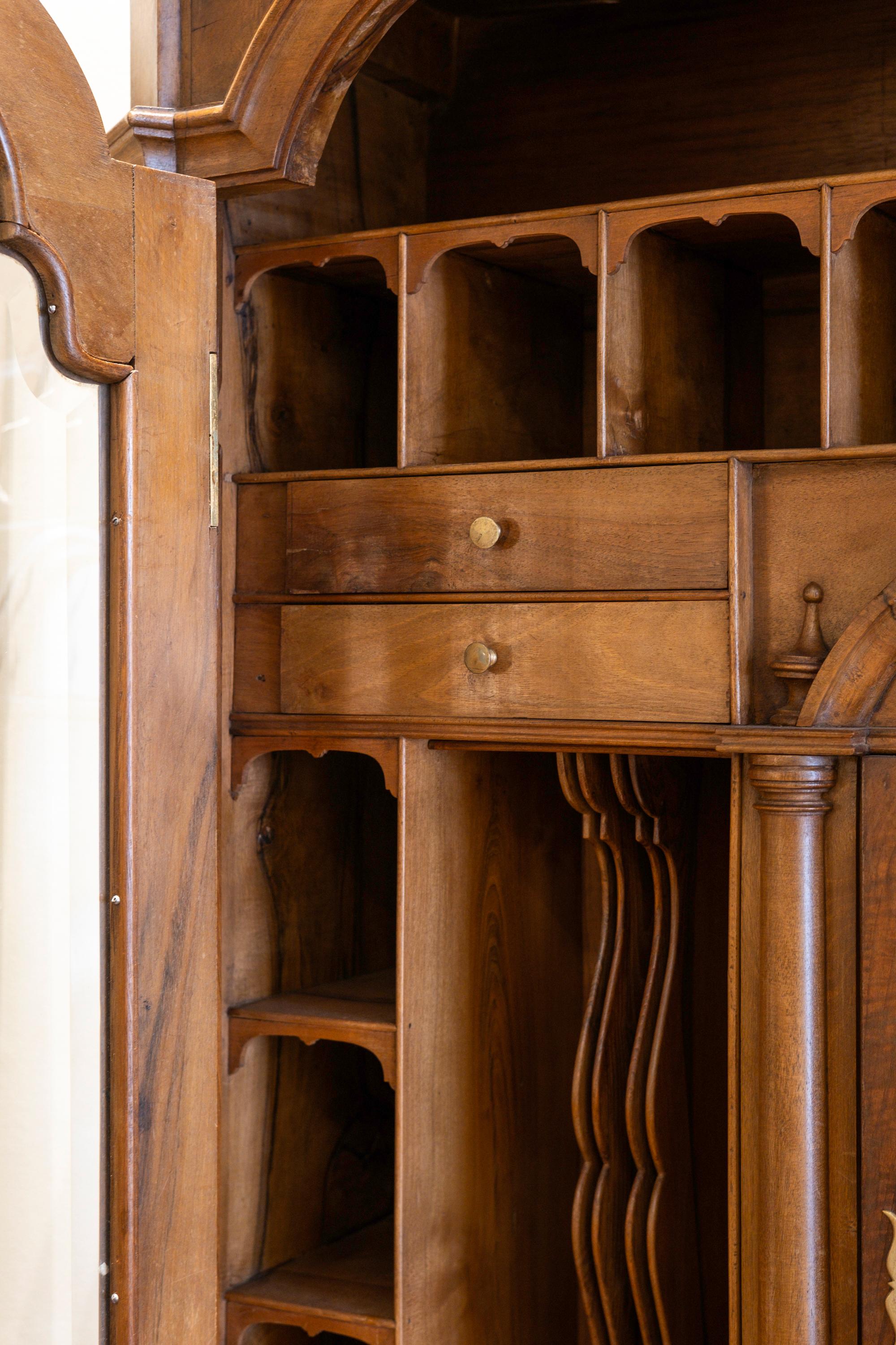 Hoher Schrank aus Nussbaumholz mit einem Fach für den Schreibtisch im Angebot 3