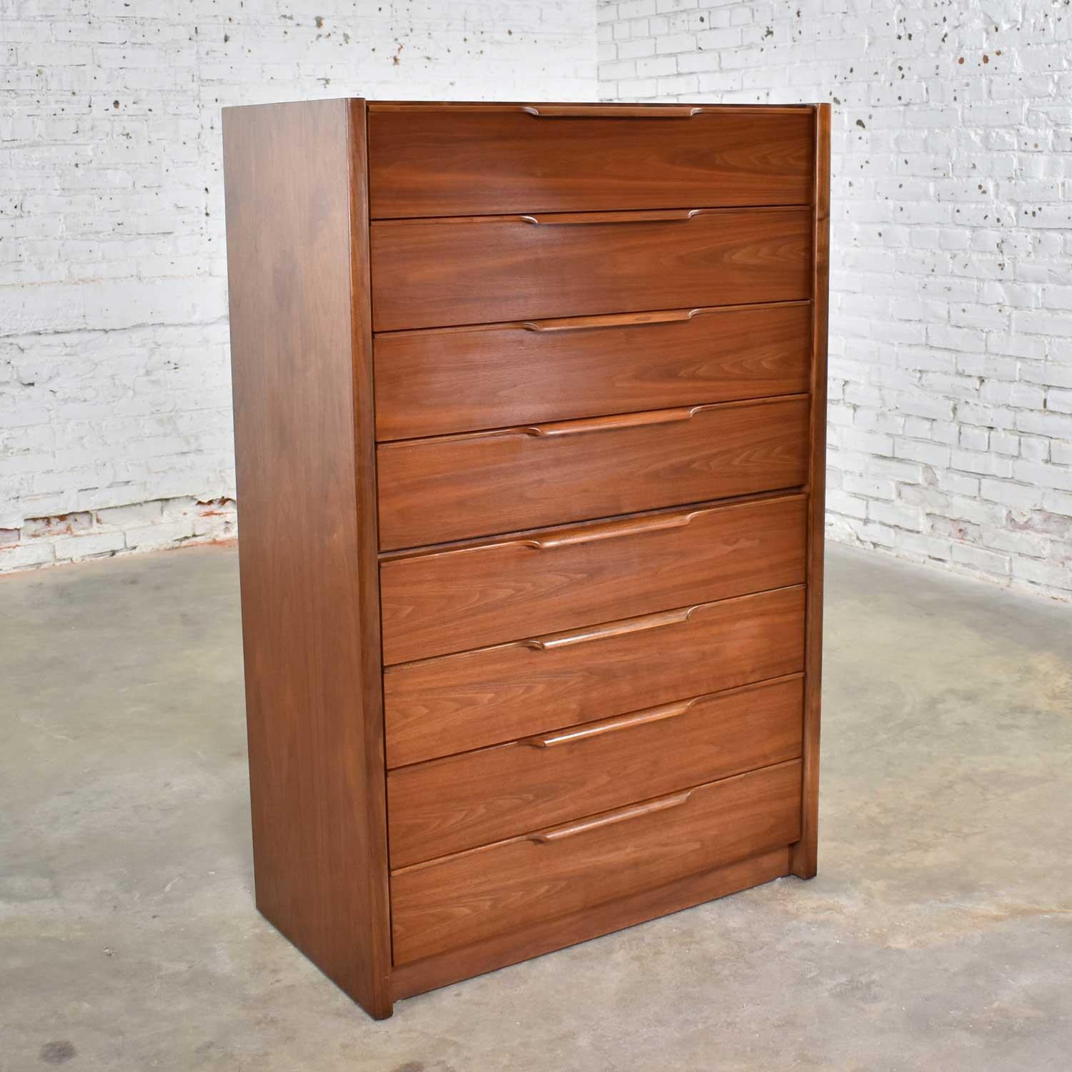 Handsome Scandinavian Modern style tall walnut chest of drawers by Barzilay Furniture Manufacturing Company. It is in fabulous vintage condition with no outstanding flaws we have found. Please see photos, circa 1980s.

This is but one magnificent