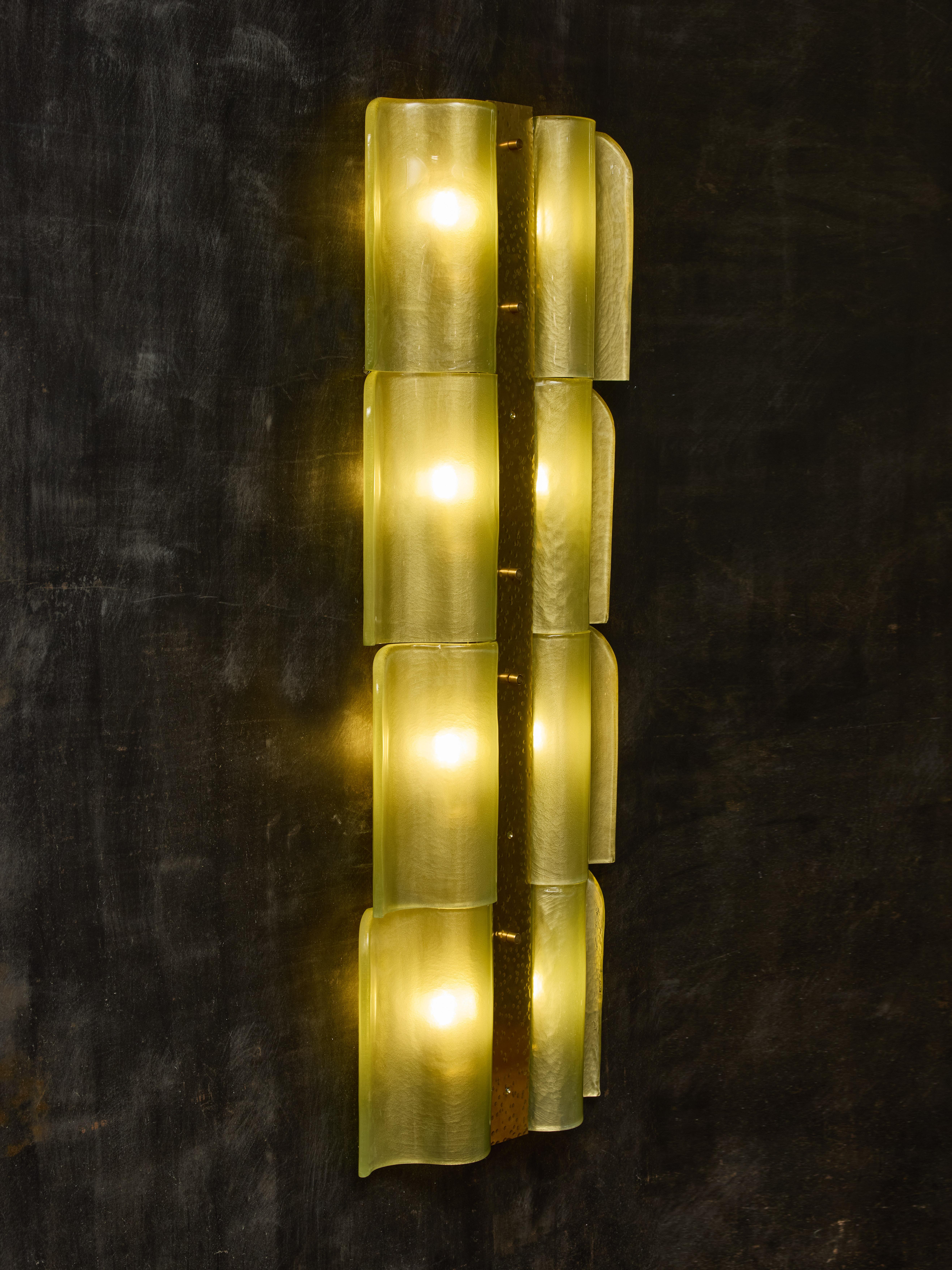 Tall Wavy Brass and Green Murano Glass Wall Sconces In New Condition For Sale In Saint-Ouen, IDF