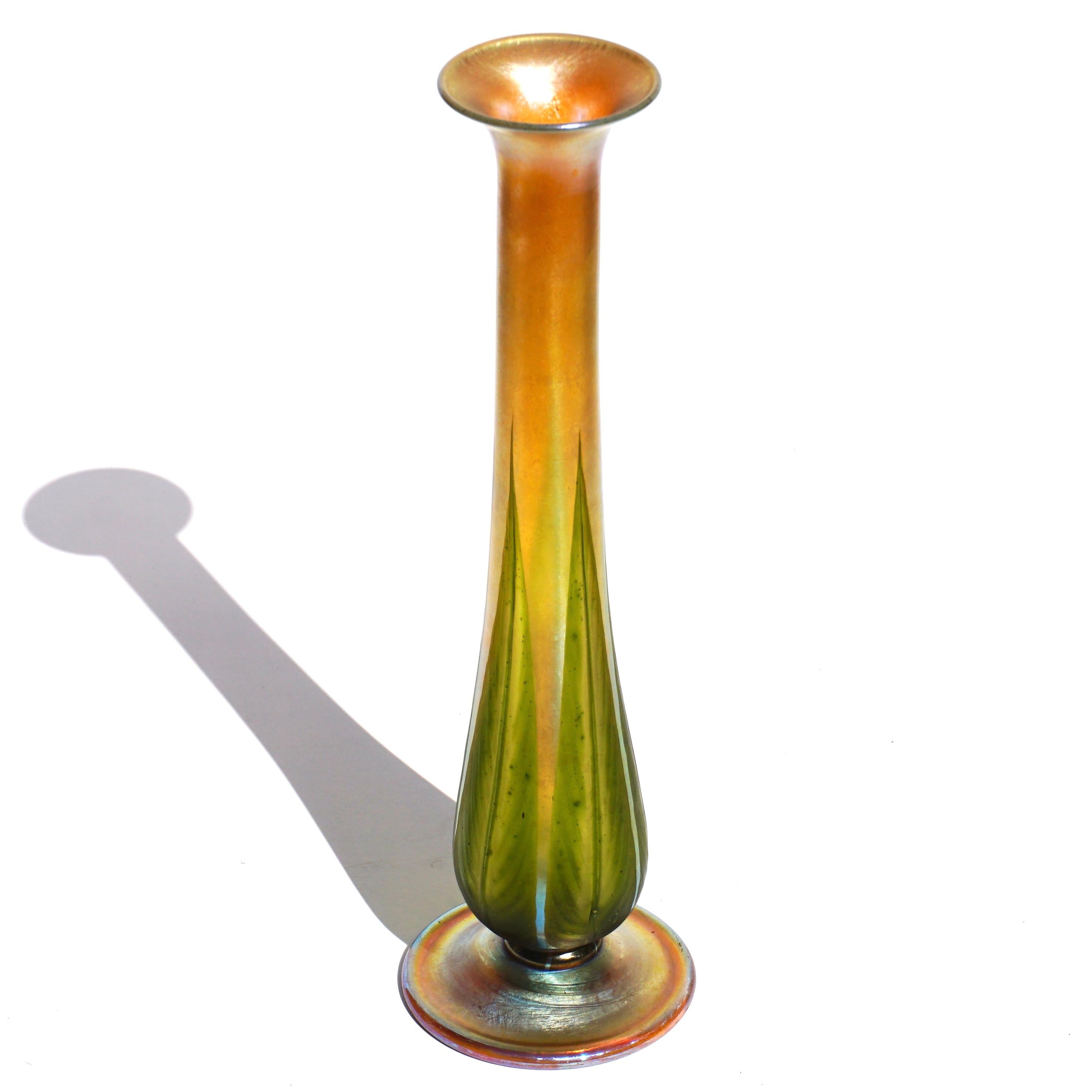 Große geschnitzte, verzierte Favrile-Vase, Großes Rad, Tiffany Studios, Gold und Grün (Art nouveau) im Angebot