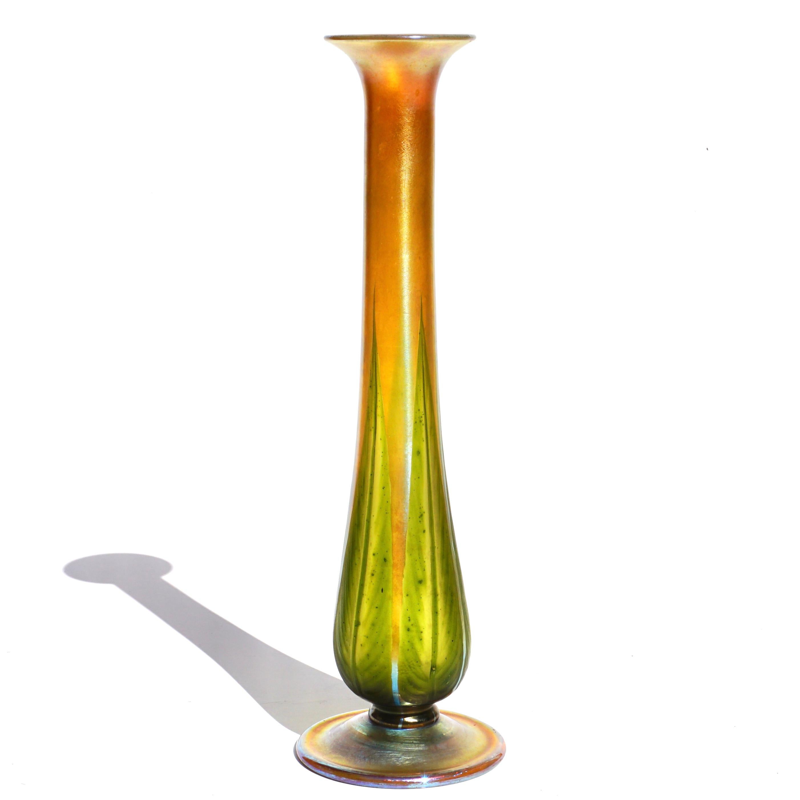 Große geschnitzte, verzierte Favrile-Vase, Großes Rad, Tiffany Studios, Gold und Grün (amerikanisch) im Angebot