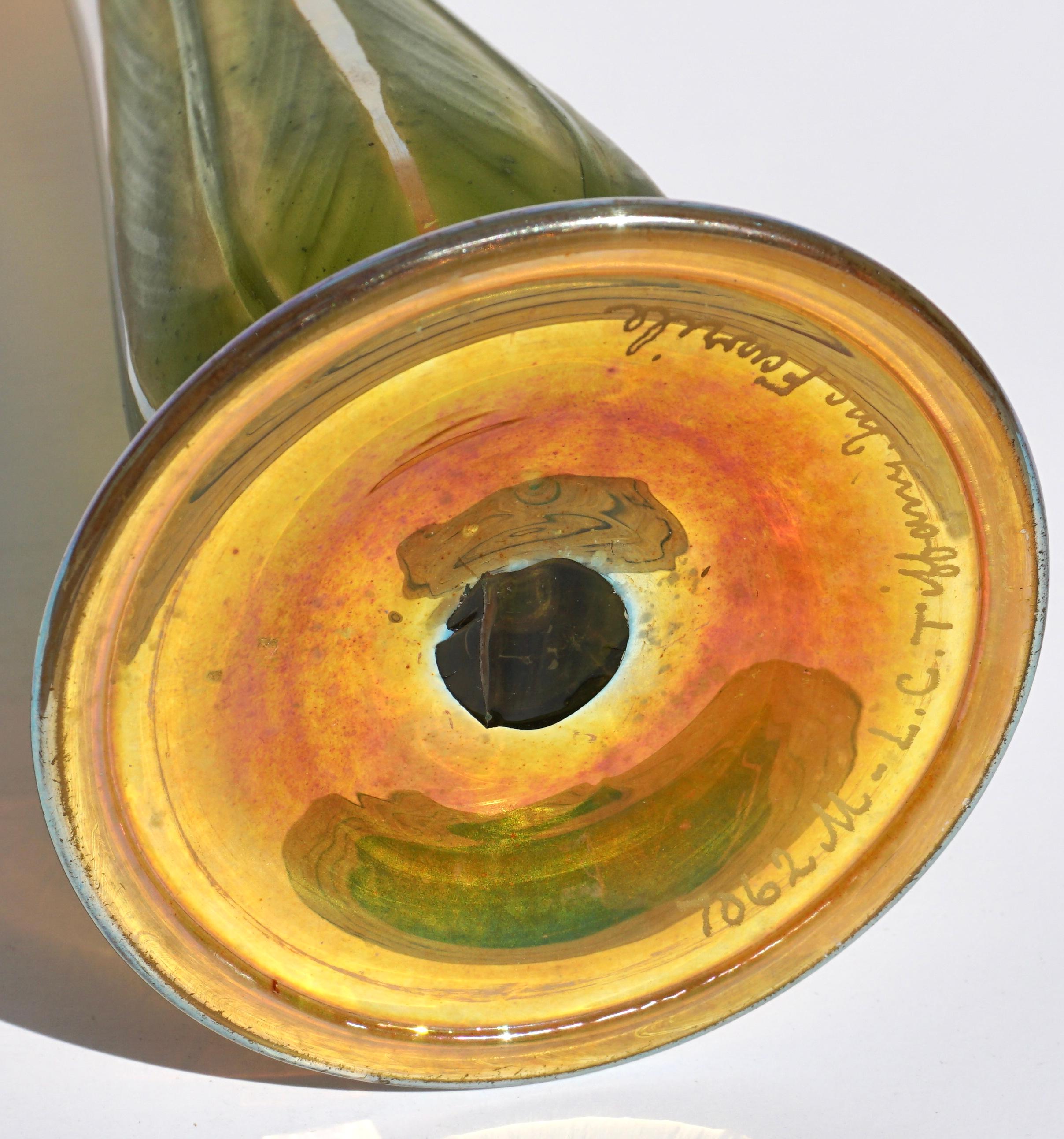 Große geschnitzte, verzierte Favrile-Vase, Großes Rad, Tiffany Studios, Gold und Grün (Frühes 20. Jahrhundert) im Angebot