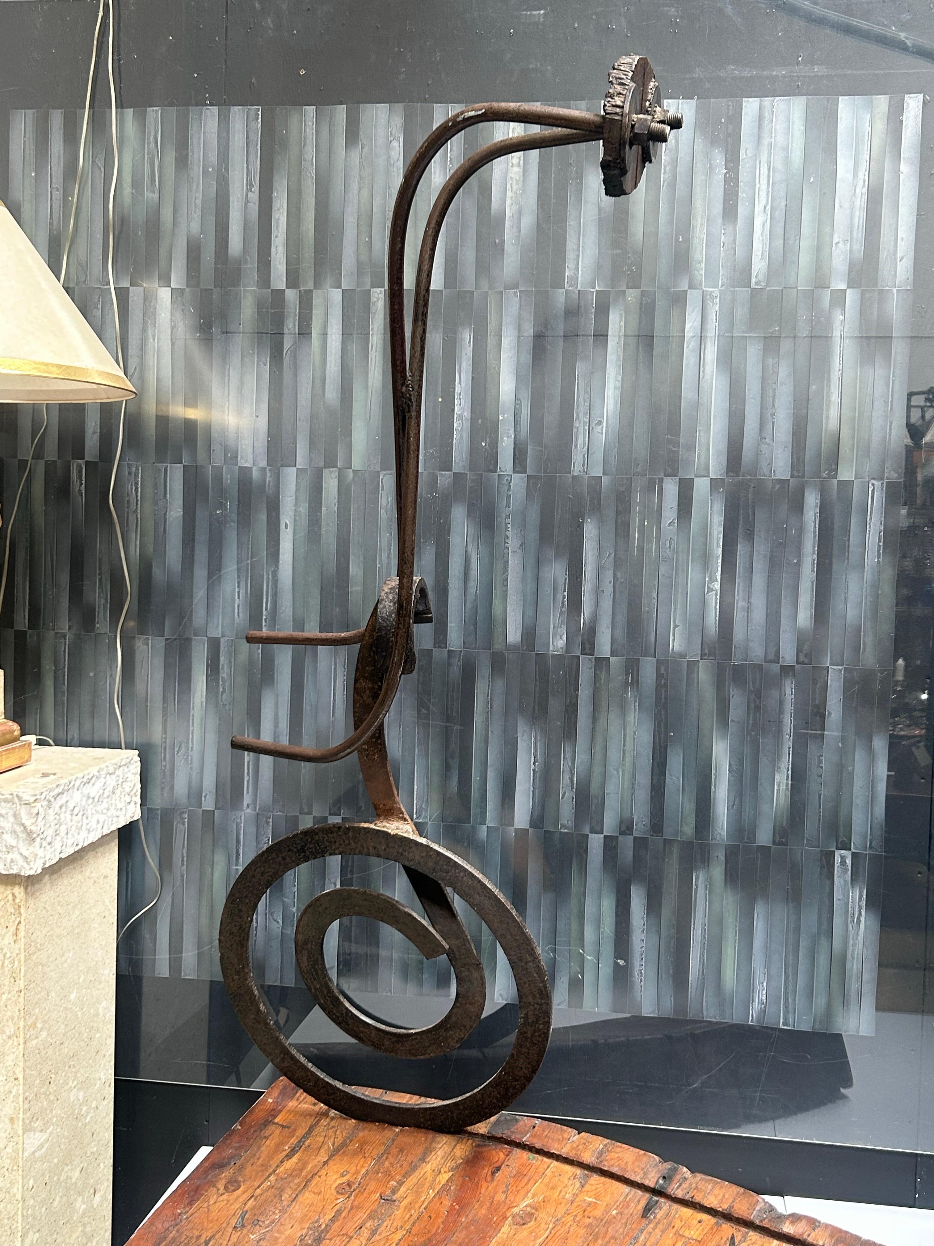 Moderne Kunst.
Handgefertigte, geschweißte Stahlteile auf einem Sockel aus Stäbchenholz.
Original Vintage-Zustand mit geringem Verschleiß / Patina, Riss auf dem Holz nicht die Form beeinträchtigen.
Das Stück wird mit einem Zapfen in den Sockel