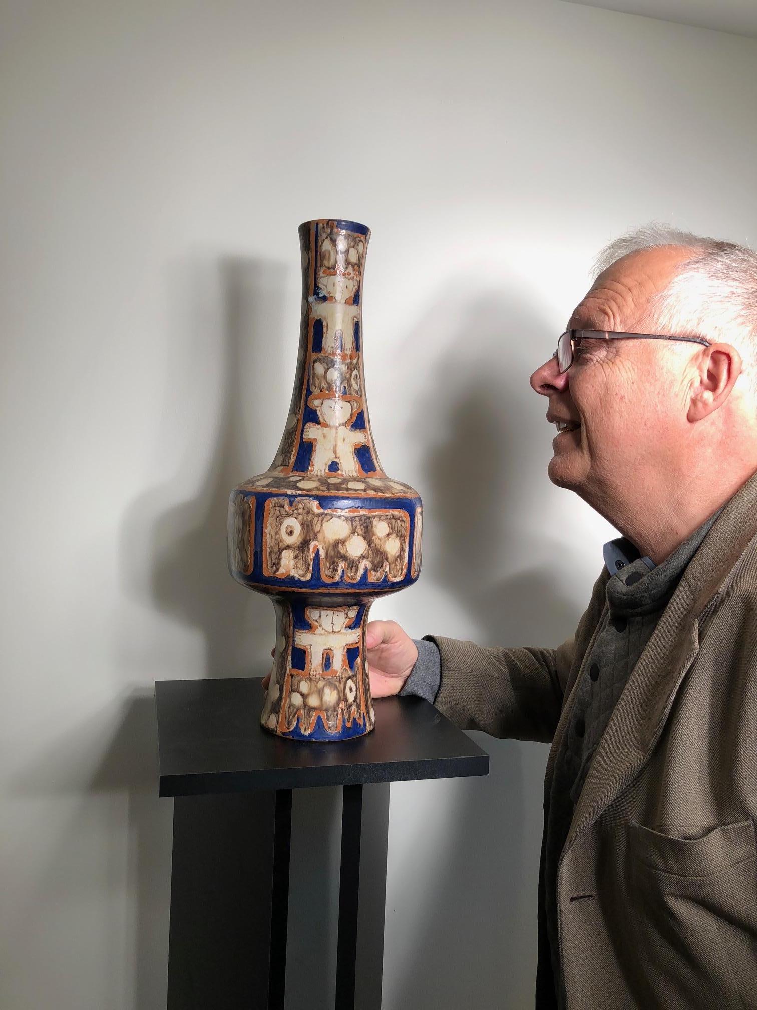This is a wonderful handmade, hand-painted and hand glazed few- of- a- kind, mid-century modern ceramic creation of a tall classic footed bottle vase or possible lamp base by master designer Eva Fritz-Lindner (1933-2017) working near Karlsruhe some