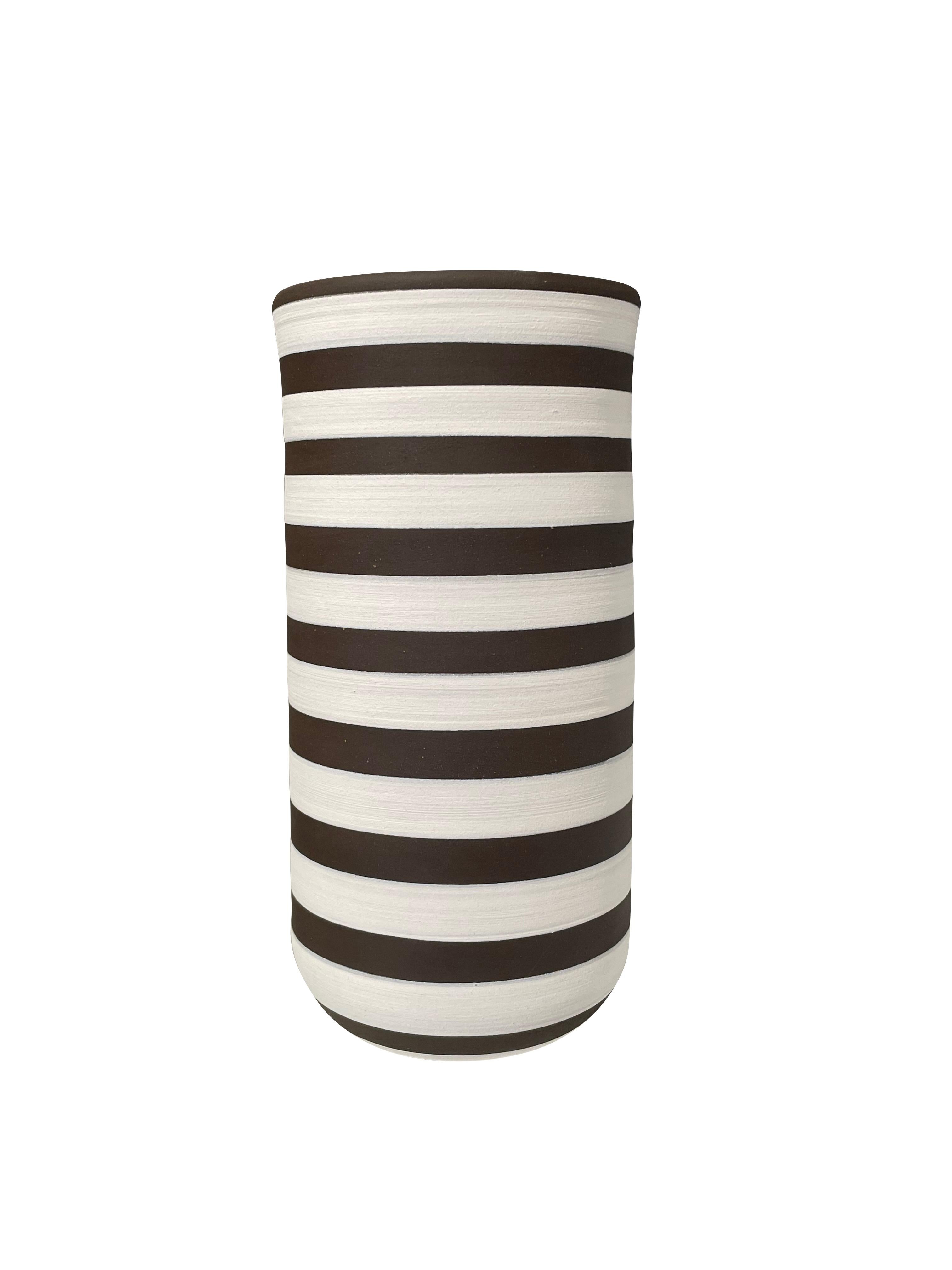 Vaso alto in ceramica turca contemporanea a righe bianche e marrone scuro.
Ampia apertura della bocca.
Può contenere acqua.
Sono disponibili due esemplari, venduti singolarmente.
Fa parte di una grande collezione.