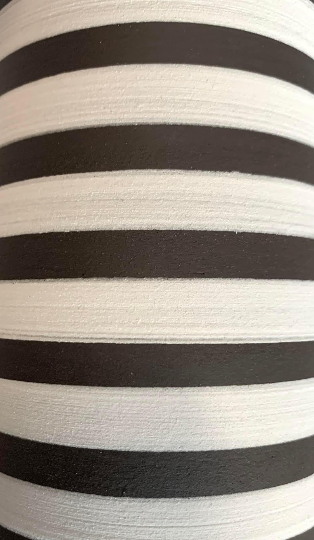 Turco Vaso alto in ceramica a righe bianche e marrone scuro, Turchia, contemporaneo in vendita