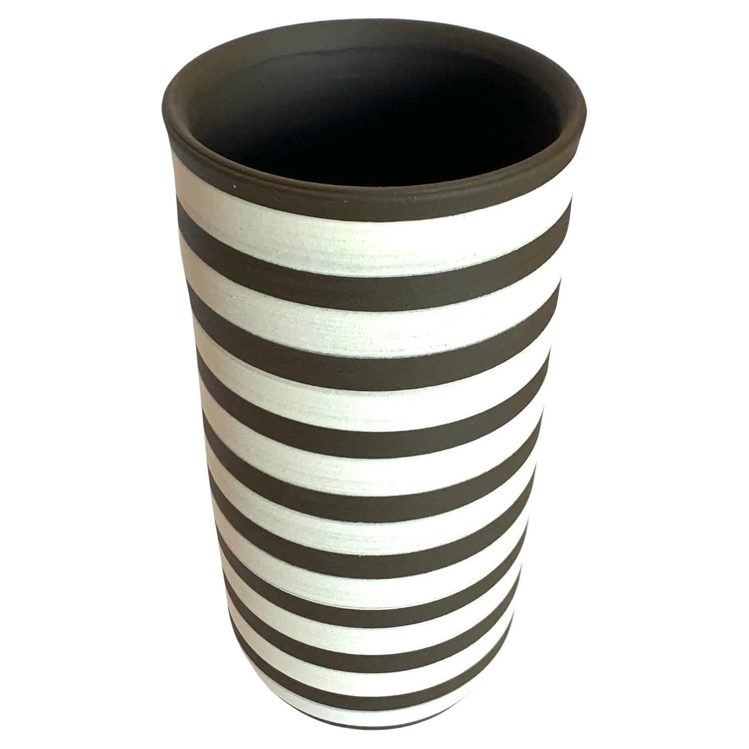 Vaso alto in ceramica a righe bianche e marrone scuro, Turchia, contemporaneo