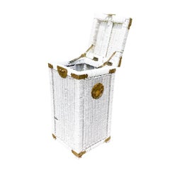 Großer weißer Hamperkorb aus Korbgeflecht mit Messingbeschlägen für die Chinoiserie-Kampagne