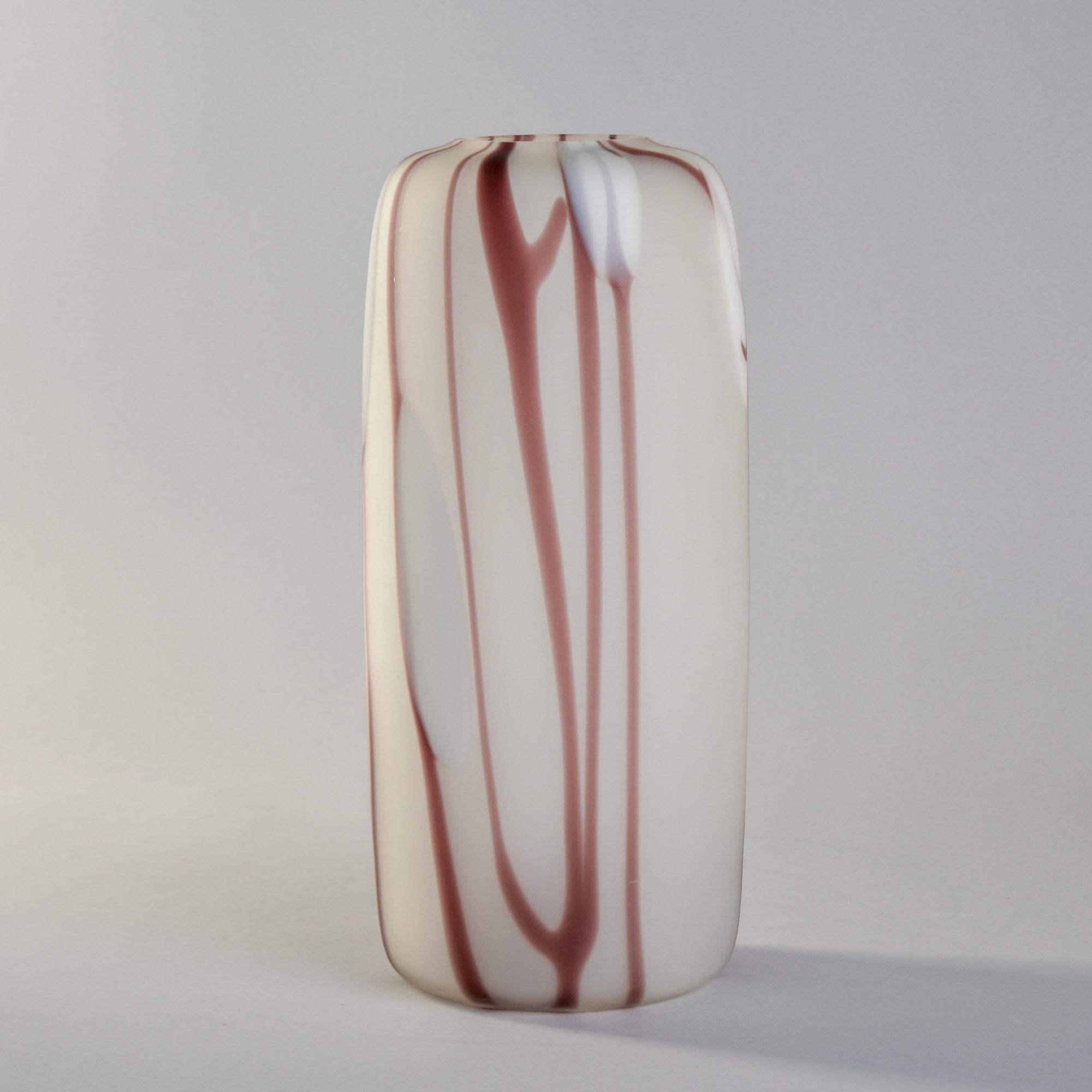 Große Vase aus Murano-Glas von Carlo Moretti in Weiß und Preiselbeere im Angebot 3