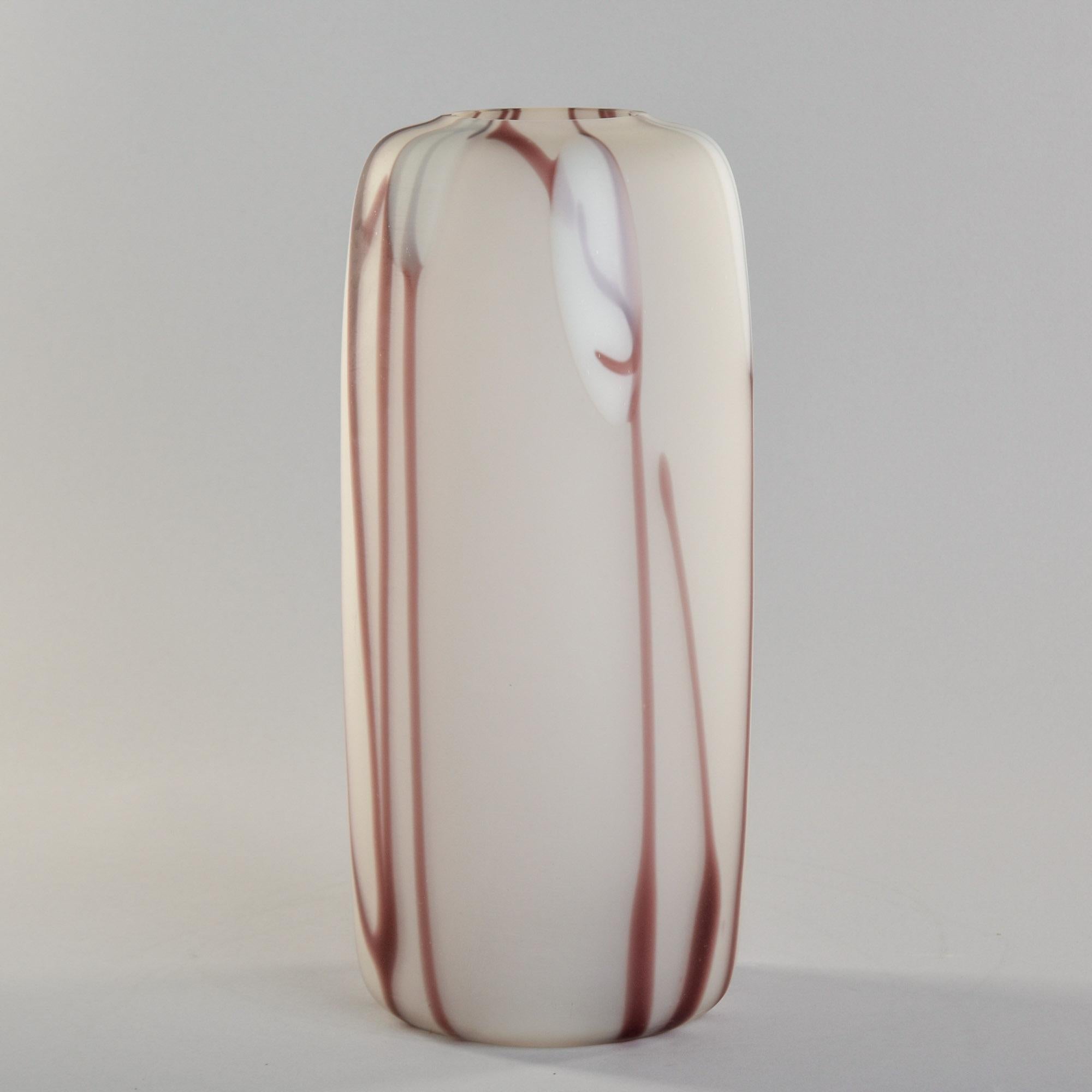 Große Vase aus Murano-Glas von Carlo Moretti in Weiß und Preiselbeere (Italienisch) im Angebot