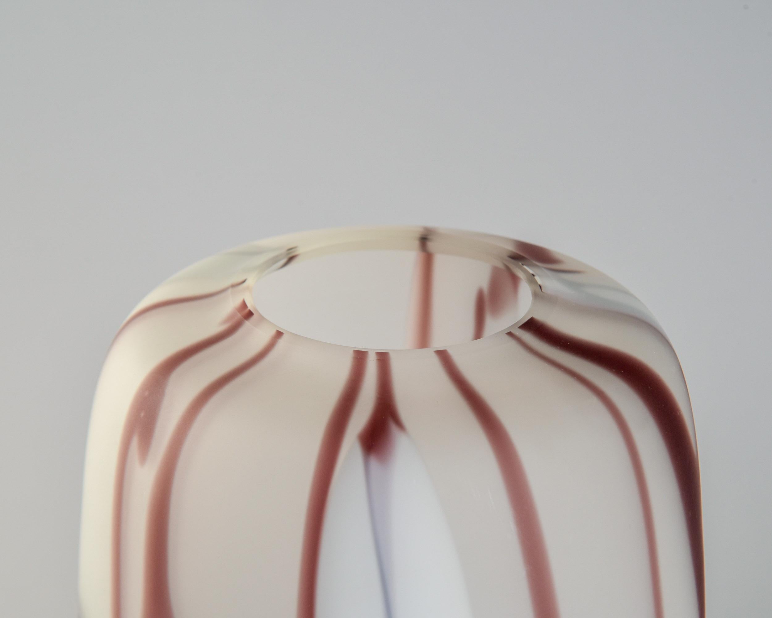 Große Vase aus Murano-Glas von Carlo Moretti in Weiß und Preiselbeere im Angebot 1