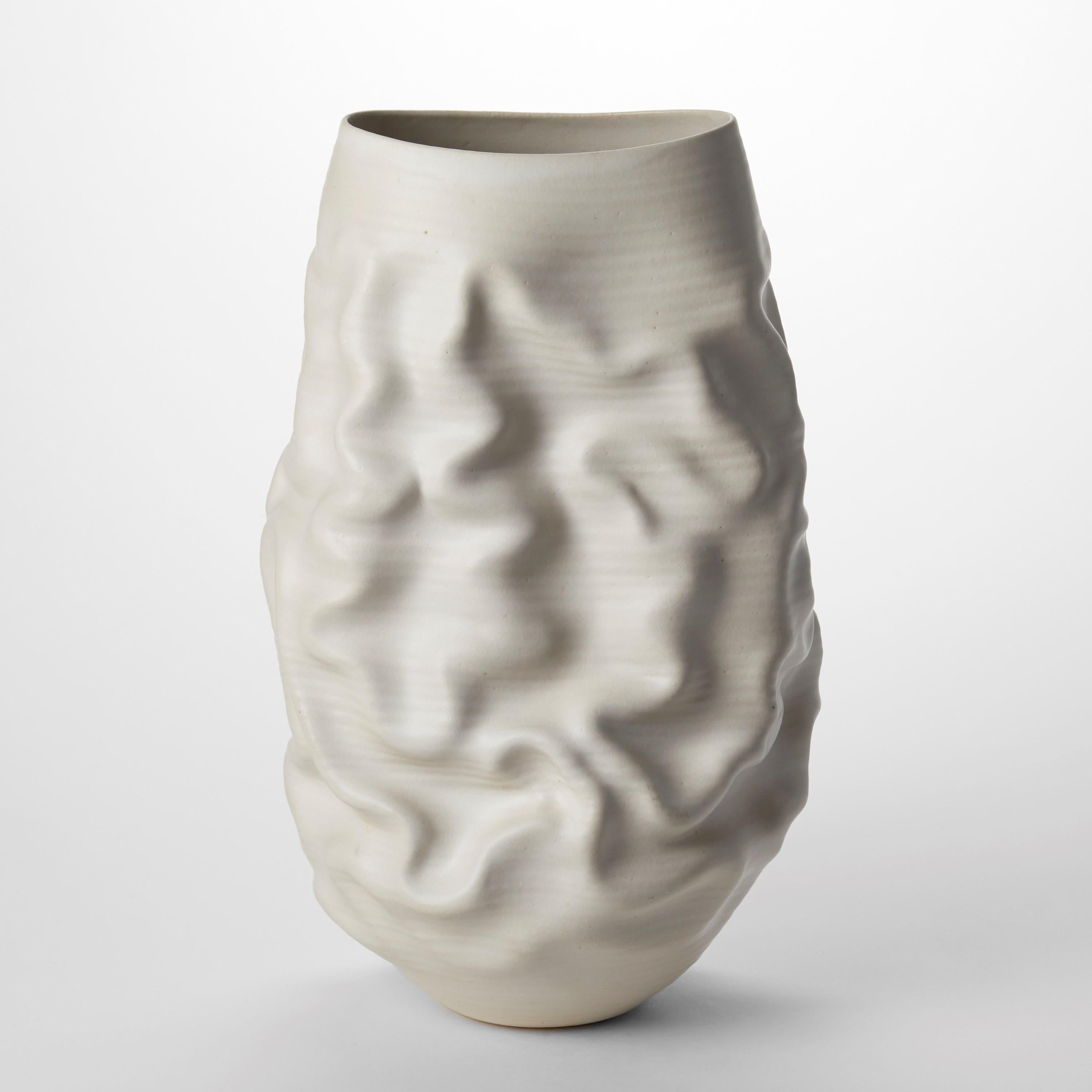 'Tall White Dehydrated Form No 69' è un recipiente scultoreo unico dell'artista britannico Nicholas Arroyave-Portela.

La pratica professionale della ceramica di Nicholas Arroyave-Portela è iniziata nel 1994. Dopo 20 anni di permanenza a Londra, si