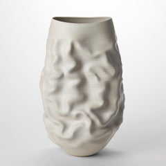 Große weiße Vase in dehydrierter Form Nr. 69, geformte Vase von Nicholas Arroyave-Portela