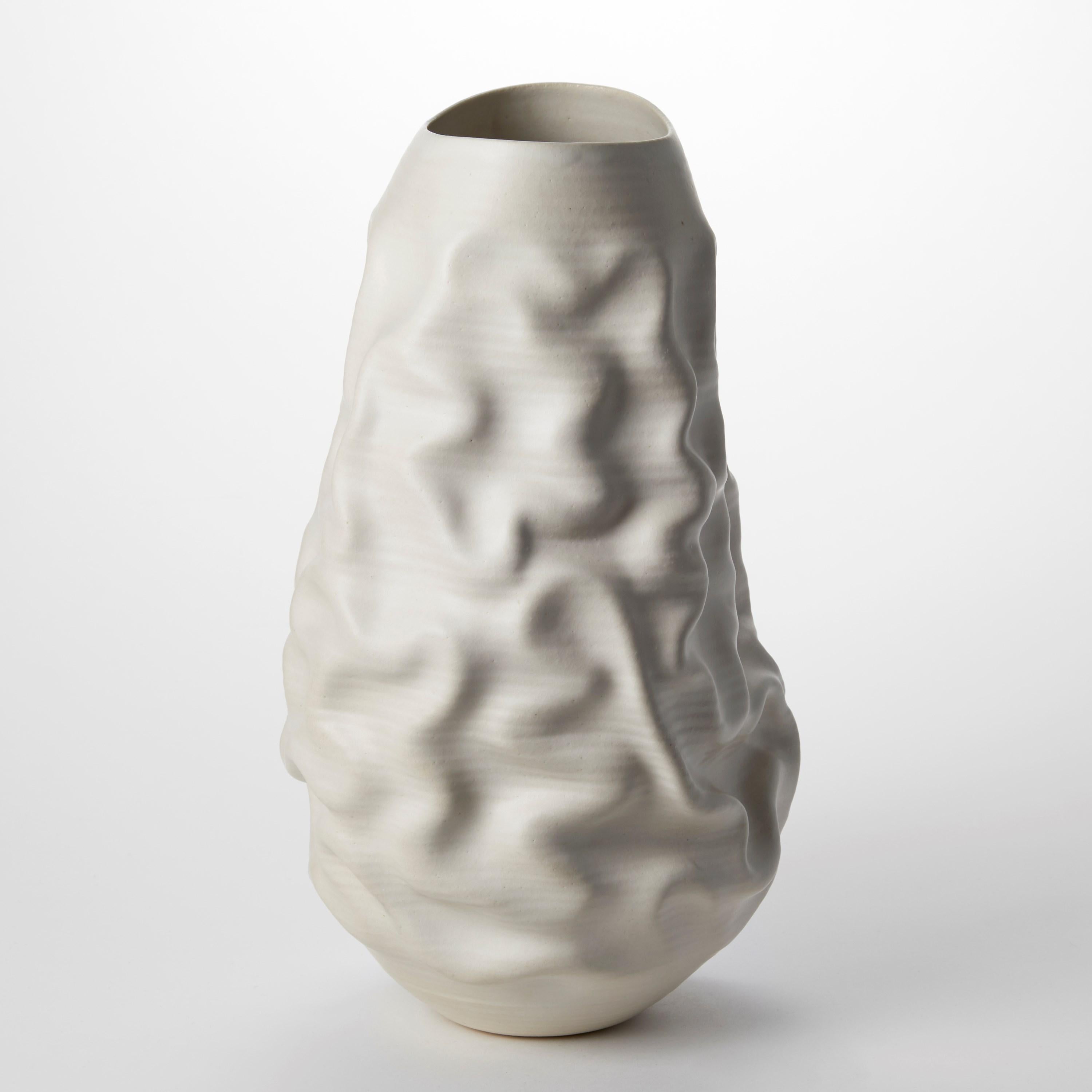 Fatto a mano Vaso alto bianco disidratato n. 69, sgualcito di Nicholas Arroyave-Portela in vendita