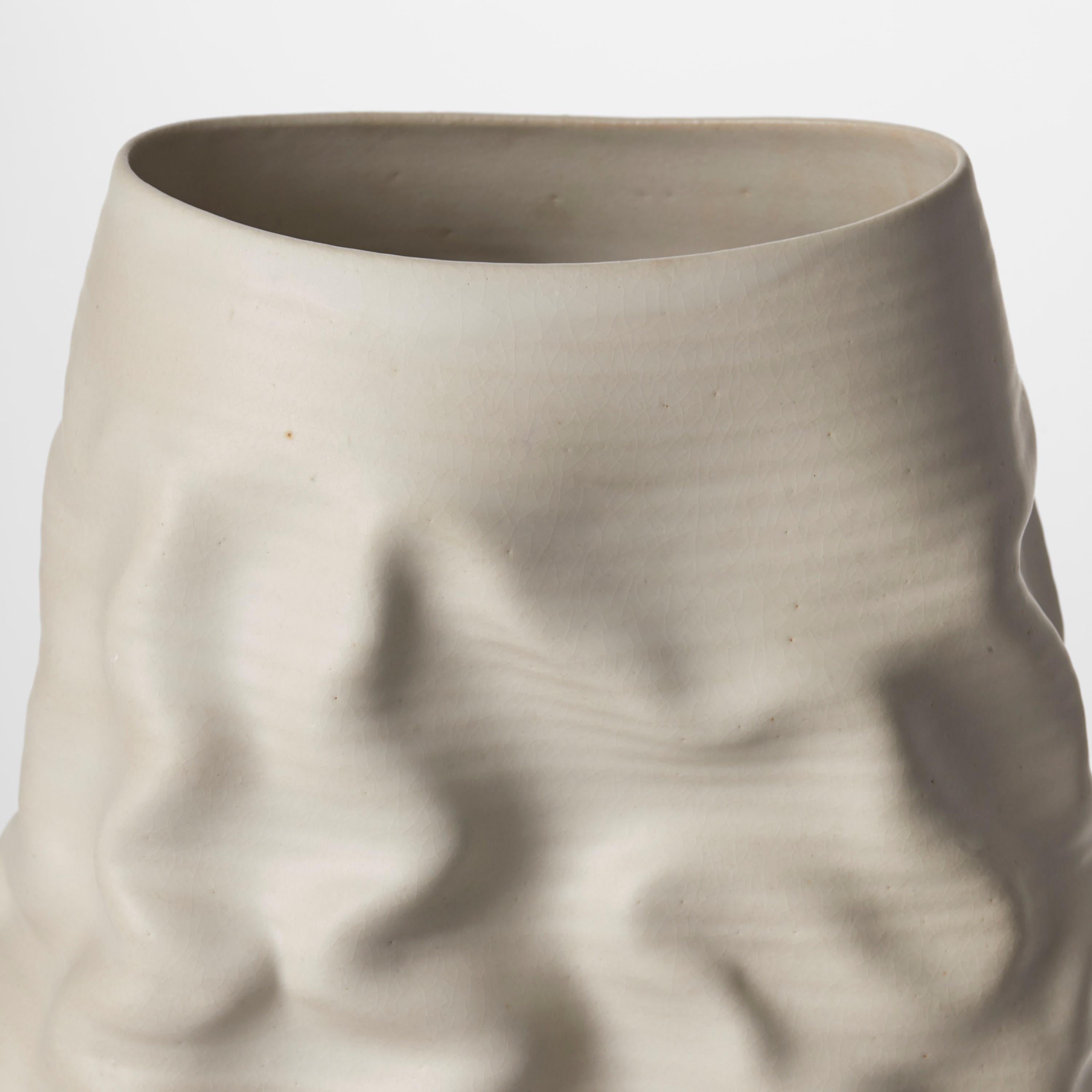 Vaso alto bianco disidratato n. 69, sgualcito di Nicholas Arroyave-Portela In condizioni Nuovo in vendita a London, GB