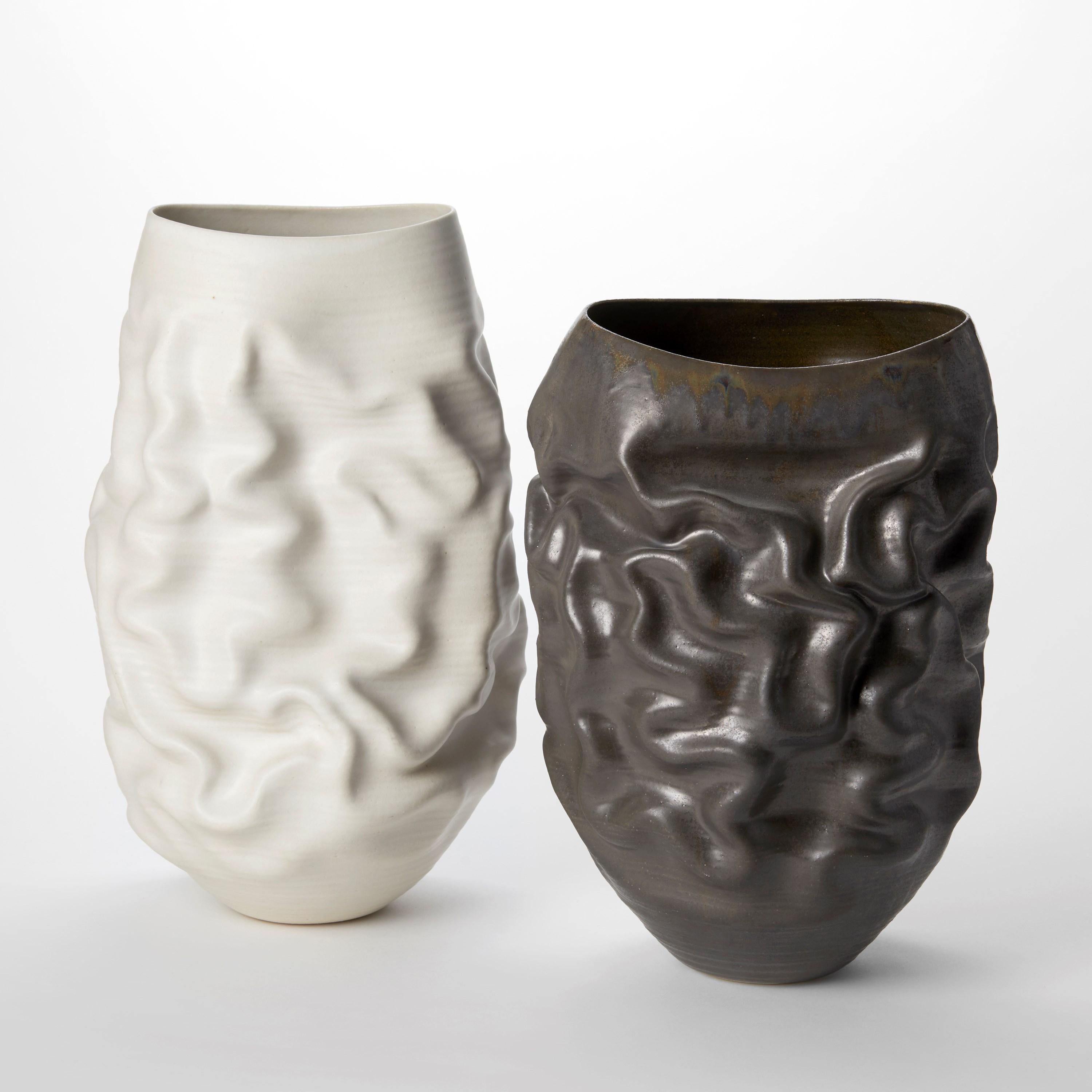 XXI secolo e contemporaneo Vaso alto bianco disidratato n. 69, sgualcito di Nicholas Arroyave-Portela in vendita