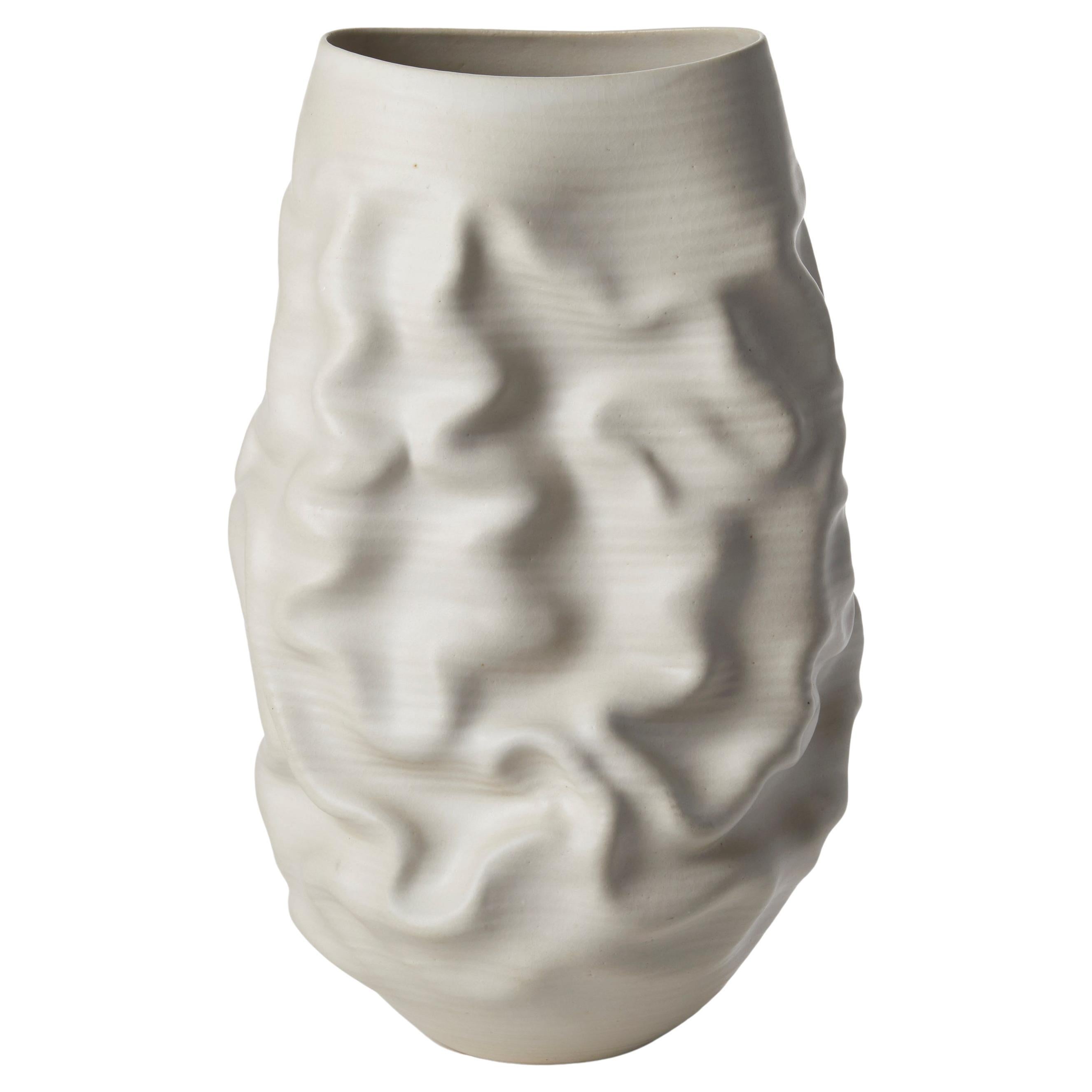 Vaso alto bianco disidratato n. 69, sgualcito di Nicholas Arroyave-Portela