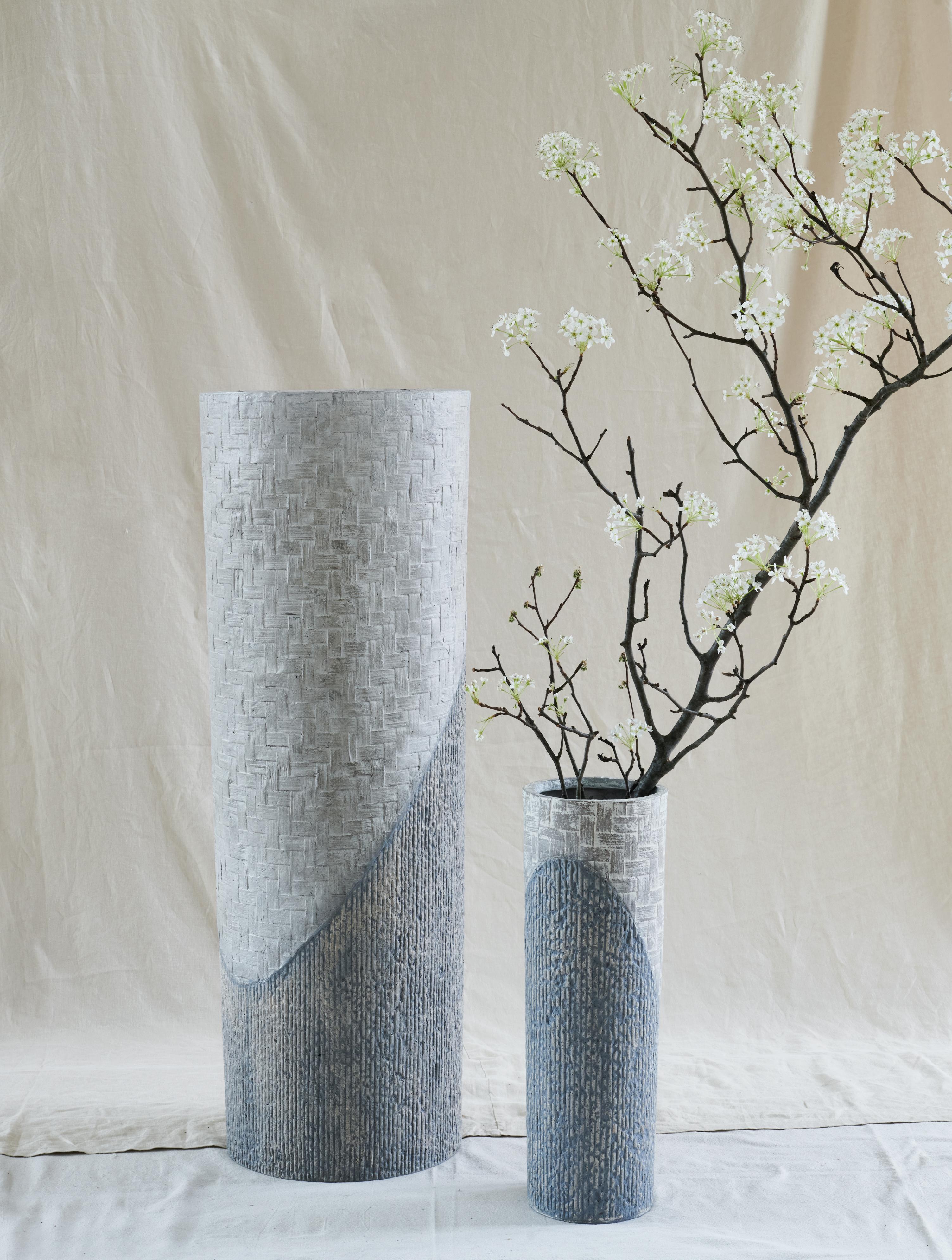 Grand vase composite en pierre calcaire et papier blanc et gris déchiqueté du Studio Laurence Neuf - En vente à New York, NY