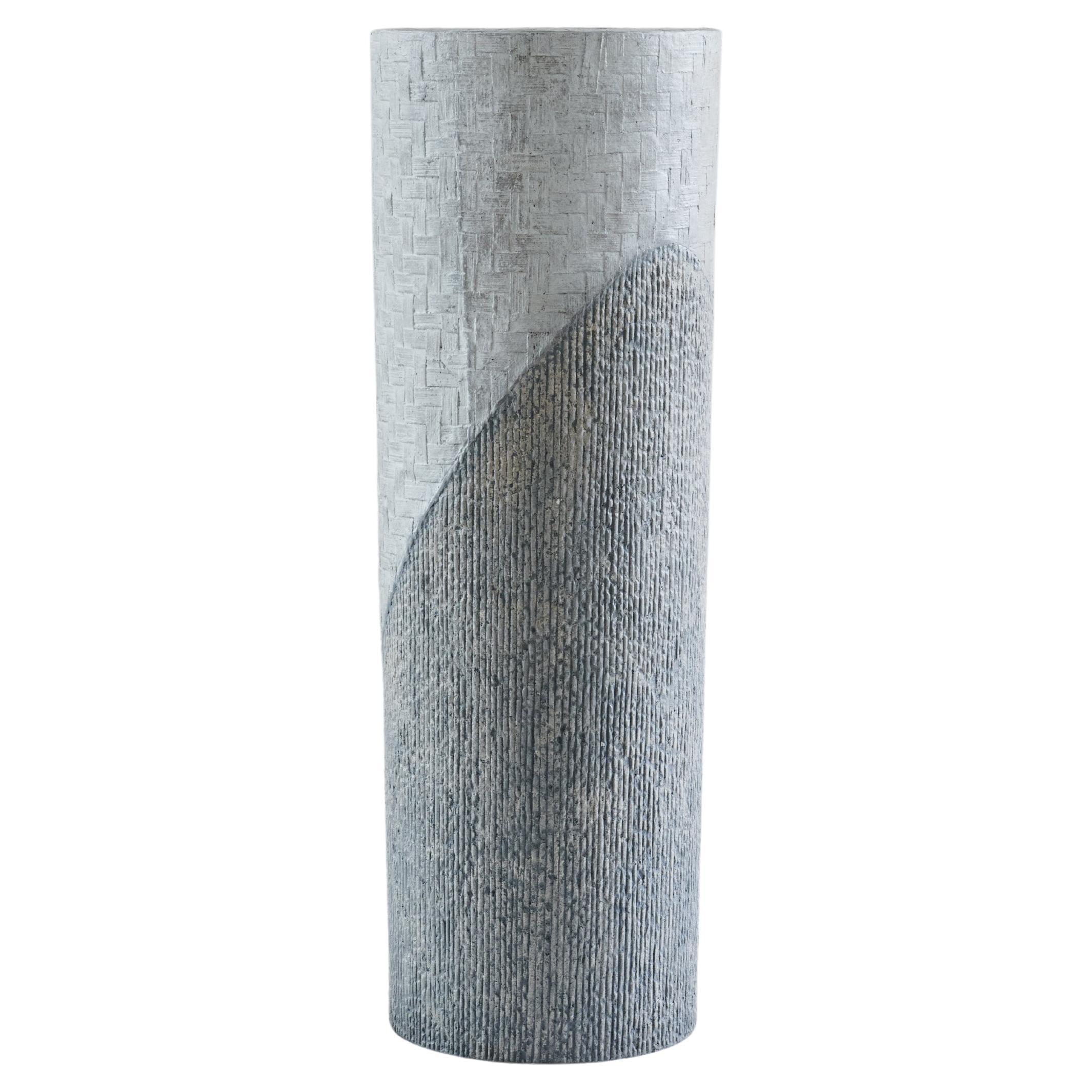 Grand vase composite en pierre calcaire et papier blanc et gris déchiqueté du Studio Laurence