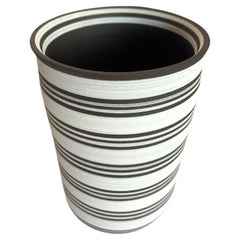 Hohe Vase mit weißem Grund und drei dunkelbraunen Streifen, Türkei, Contemporary