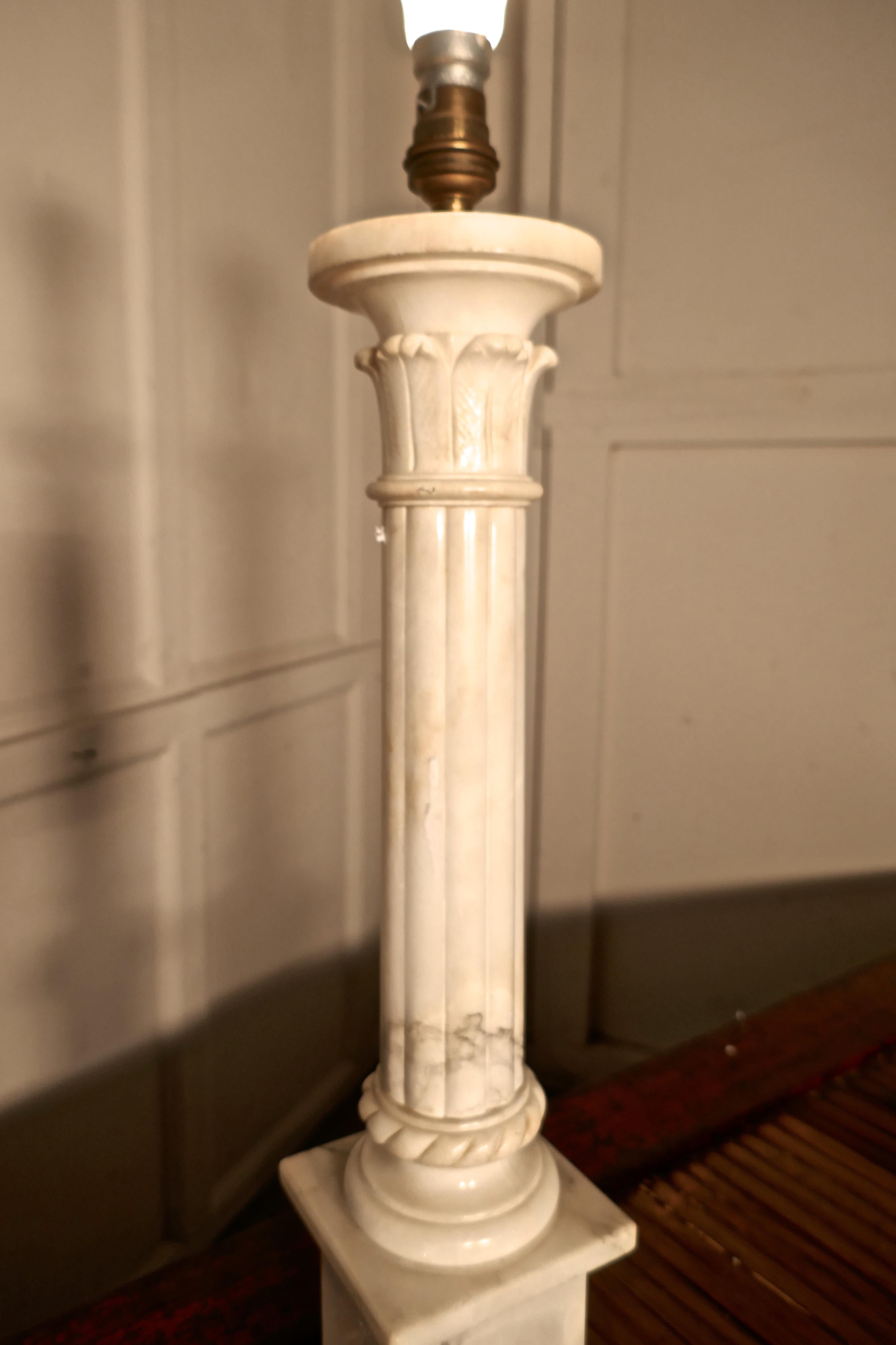Romain classique Grande lampe de bureau à colonne corinthienne en marbre blanc en vente