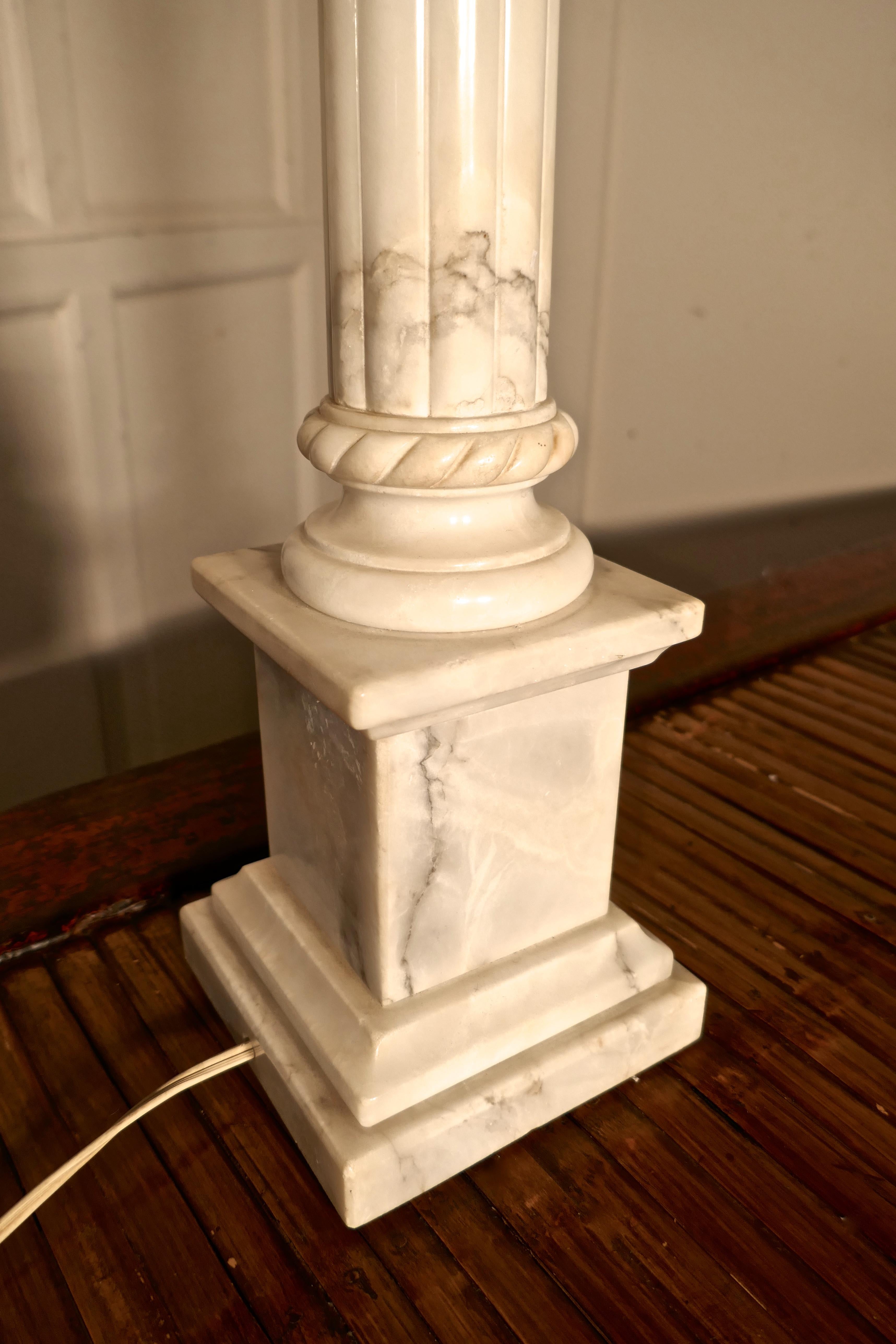 Grande lampe de bureau à colonne corinthienne en marbre blanc Bon état - En vente à Chillerton, Isle of Wight